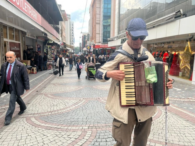 Aydınlılara müzik ziyafeti sunuyor