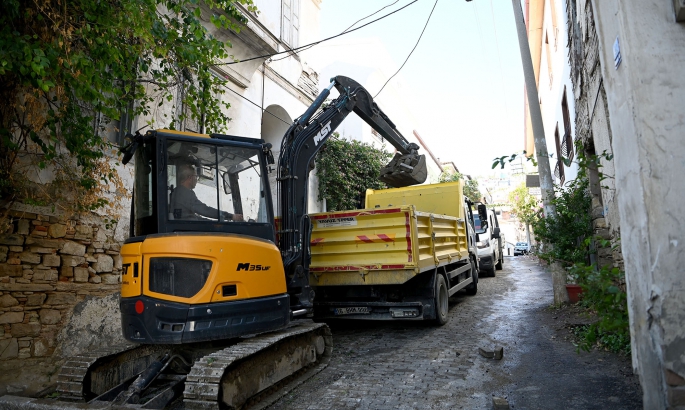 ESKİ KUŞADASI’NDA YENİLENME SIRASI ASLANLAR CADDESİ’NDE