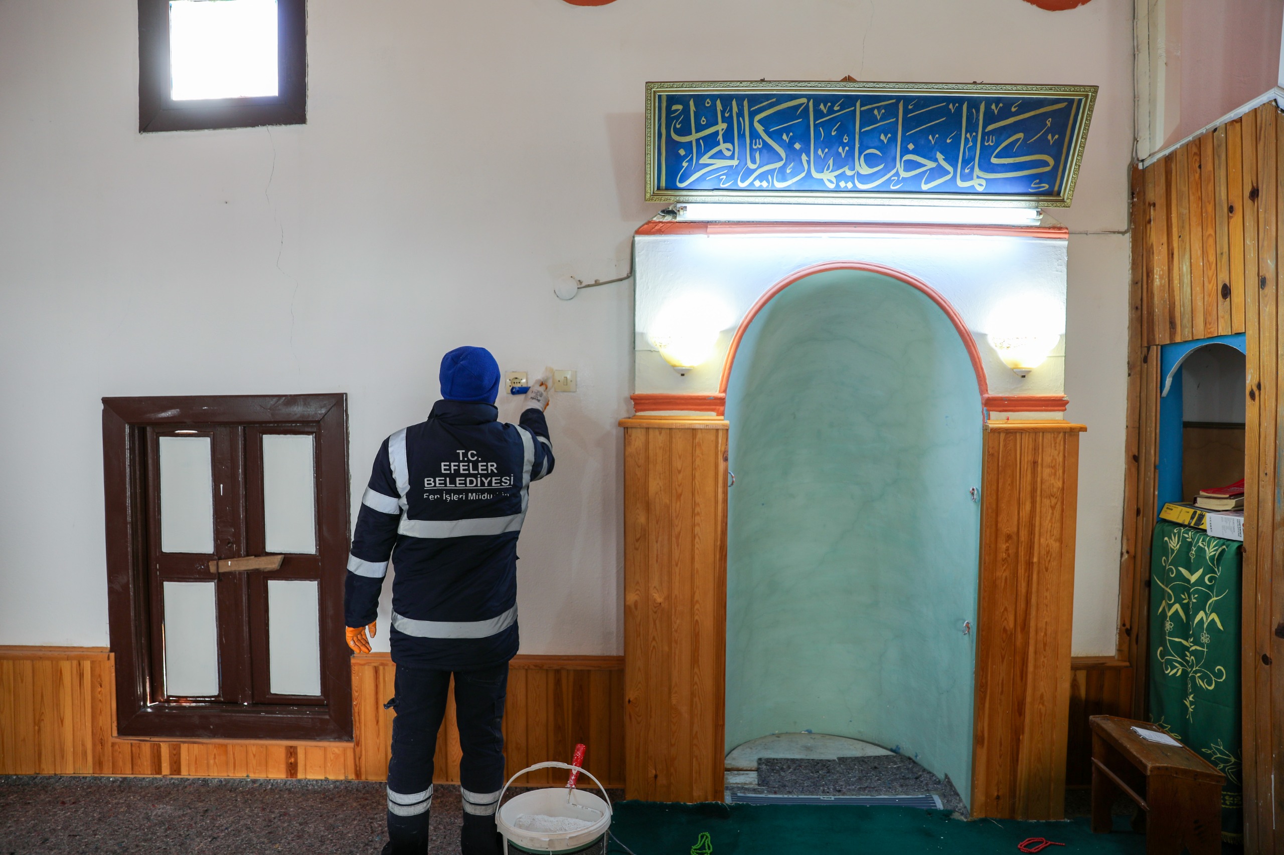 EFELER’İN EKİPLERİ GÖLCÜK’TE CAMİYİ YENİLEDİ