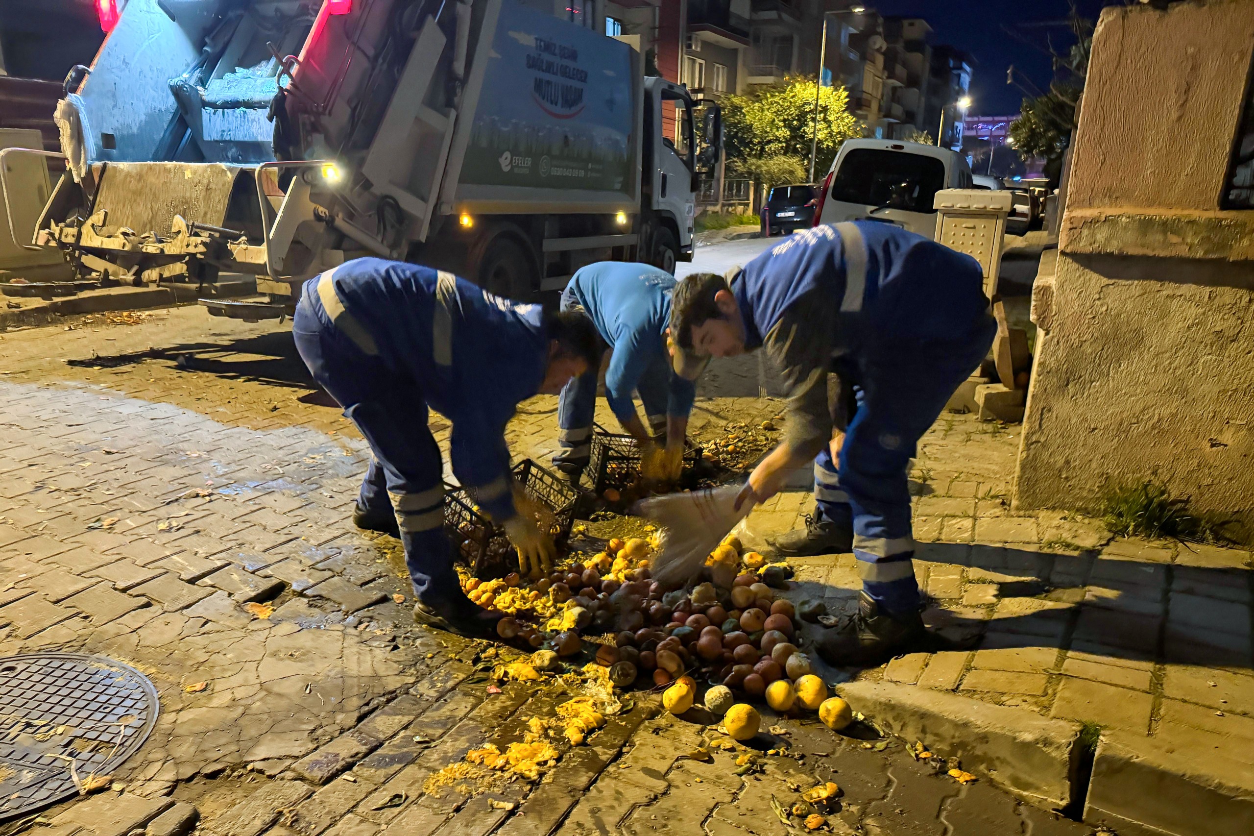EFELER’DE TEMİZLİK SEFERBERLİĞİ: TÜM EKİPLER GÖREVDE