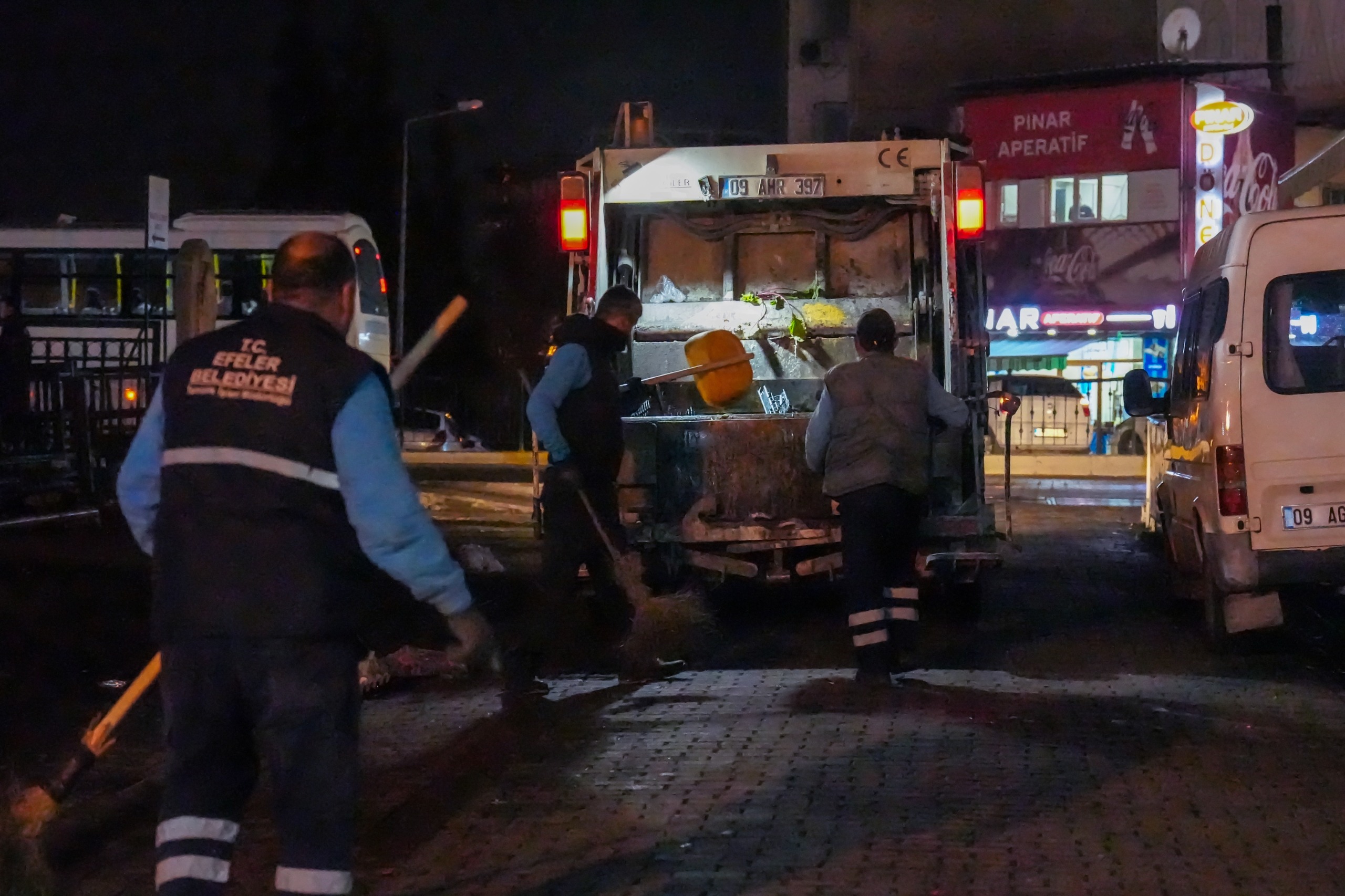 EFELER’İN EKİPLERİ TERTEMİZ BİR KENT İÇİN ÇALIŞIYOR