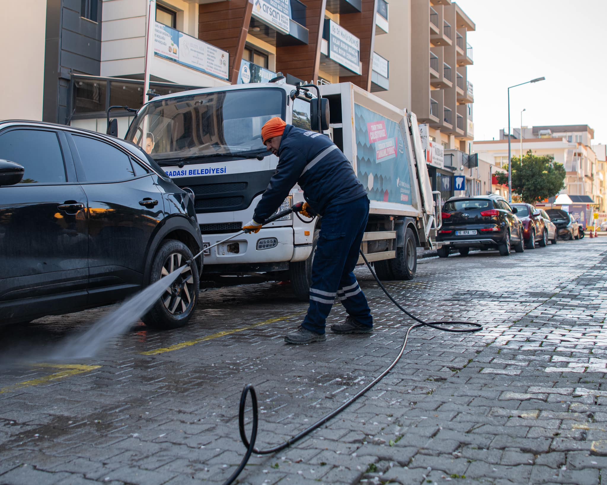 KUŞADASI BELEDİYESİ’NDEN ‘BURÇ SOKAK’TA’ DETAYLI TEMİZLİK ÇALIŞMASI