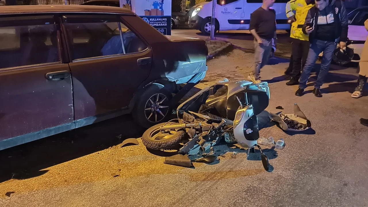 Park halindeki araca çarpan motosikletli yaralandı
