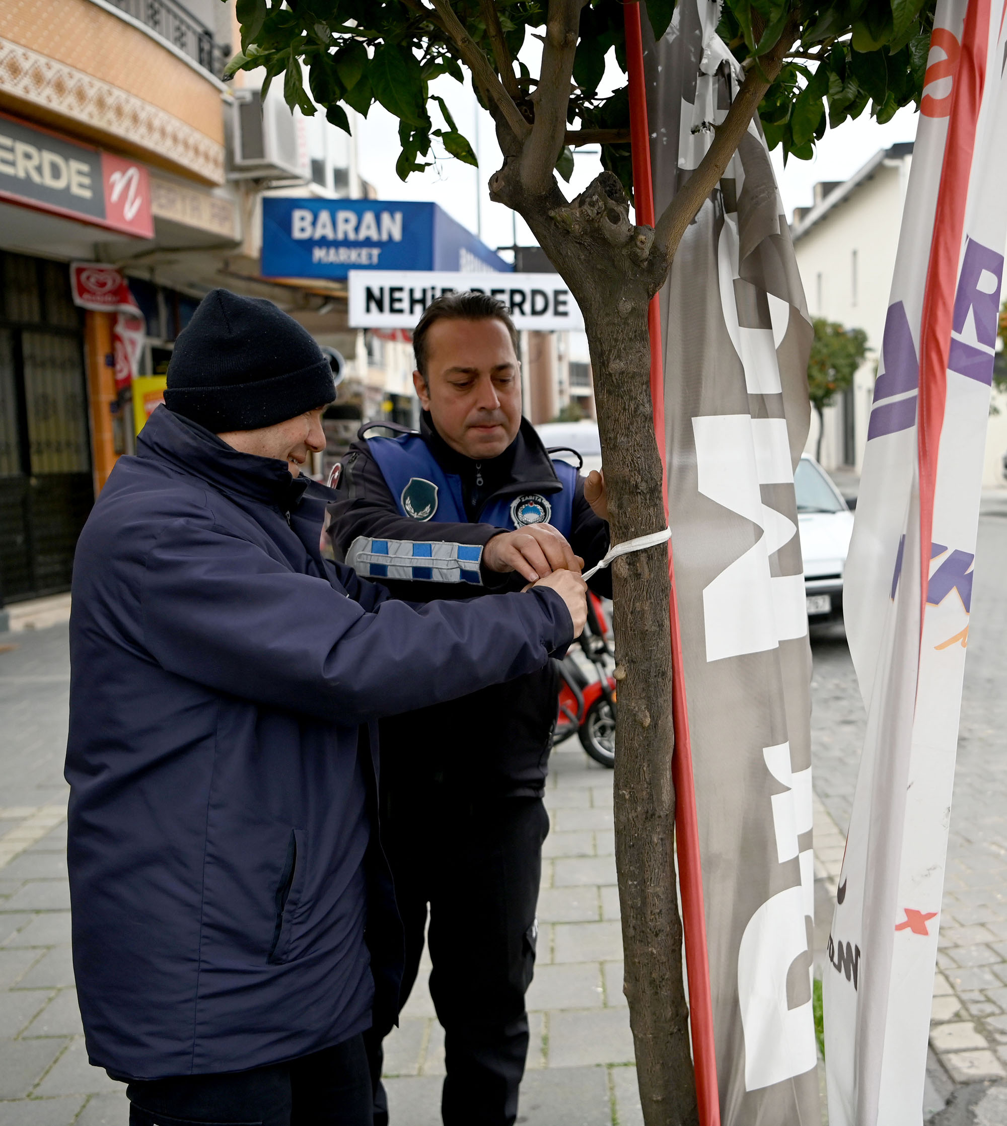 KUŞADASI BELEDİYESİ ZABITA EKİPLERİ KALDIRIM İŞGALİNE GEÇİT VERMİYOR