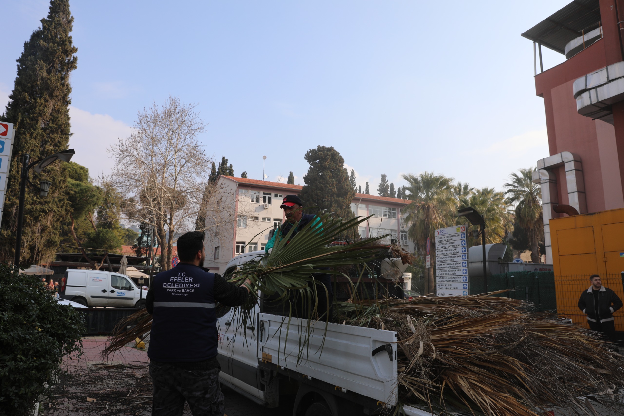 EFELER’İN YEŞİL EKİPLERİ İHTİYAÇ DUYULAN HER YERDE