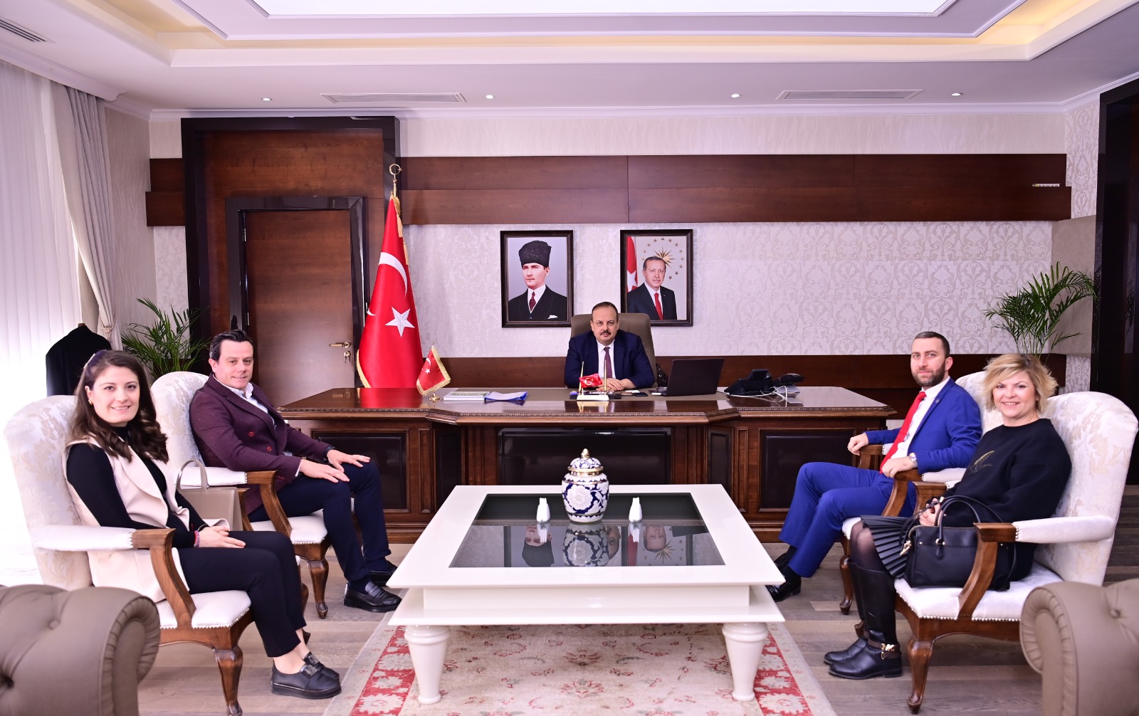SÖGİAD Yönetim Kurulu Başkanı Süleyman Sinan Bakırcı ve Yönetim Kurulu Üyeleri İlker Birol ve Hayal Üzüm, Aydın Valisi Sayın Yakup Canbolat’ı makamında ziyaret etti.
