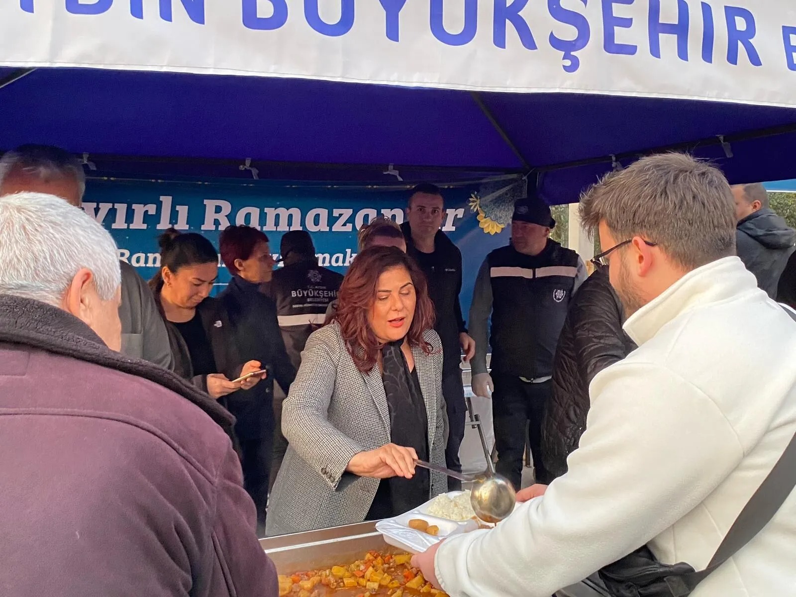 Aydınlılar ilk iftarını Kent Meydanı’nda açtı