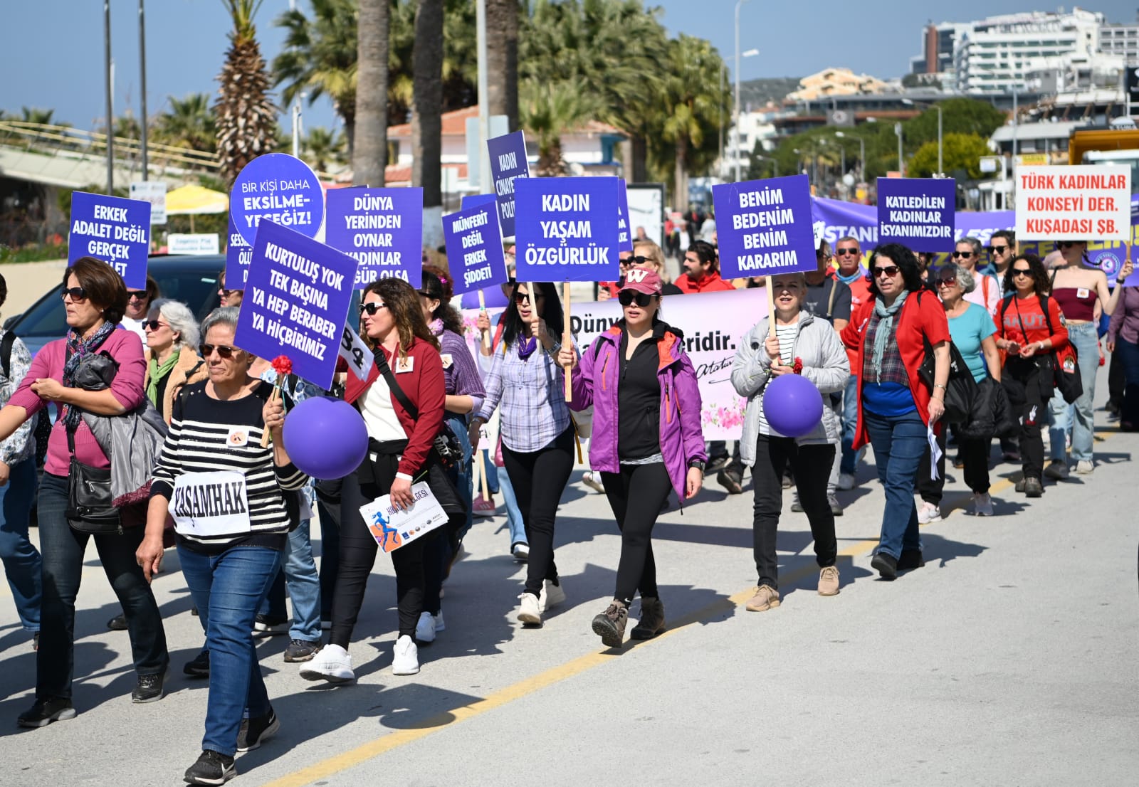 KUŞADASI’NDA 8 MART DÜNYA EMEKÇİ KADINLAR GÜNÜ COŞKUYLA KUTLANDI