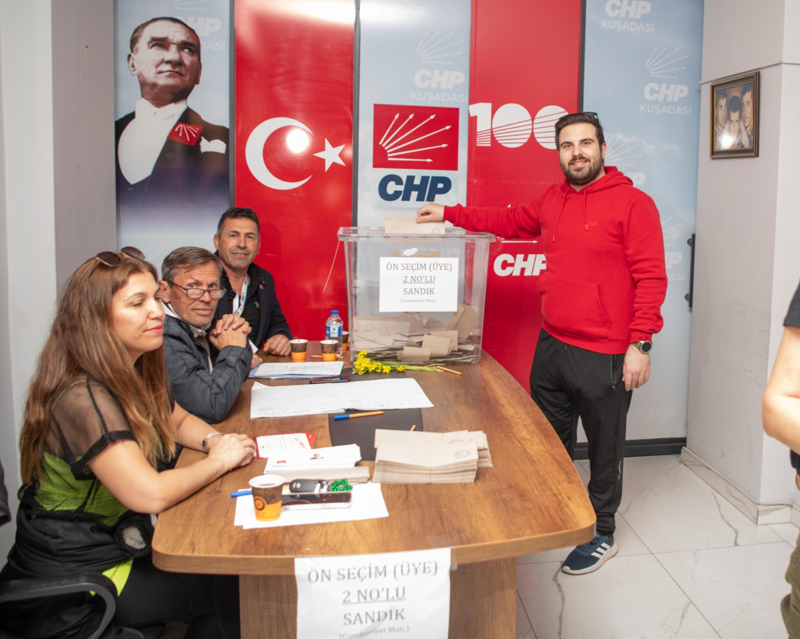 KUŞADALILAR SANDIKLARA KOŞARAK DEMOKRASİYE SAHİP ÇIKTI