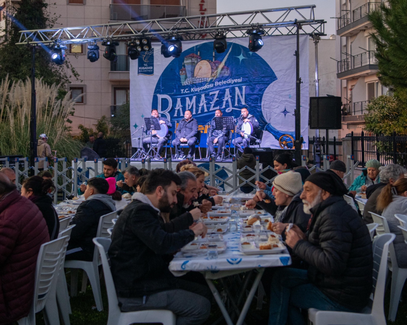 DAVUTLAR’DA ORUÇLAR KUŞADASI BELEDİYESİ’NİN İFTAR SOFRASINDA AÇILDI