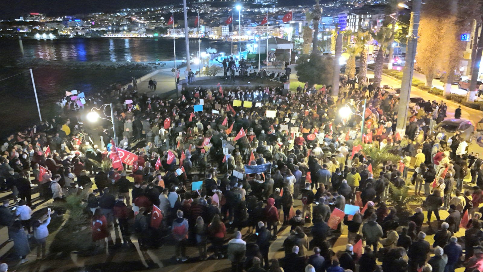 BİNLERCE KUŞADALI DEMOKRASİ İÇİN YÜRÜDÜ