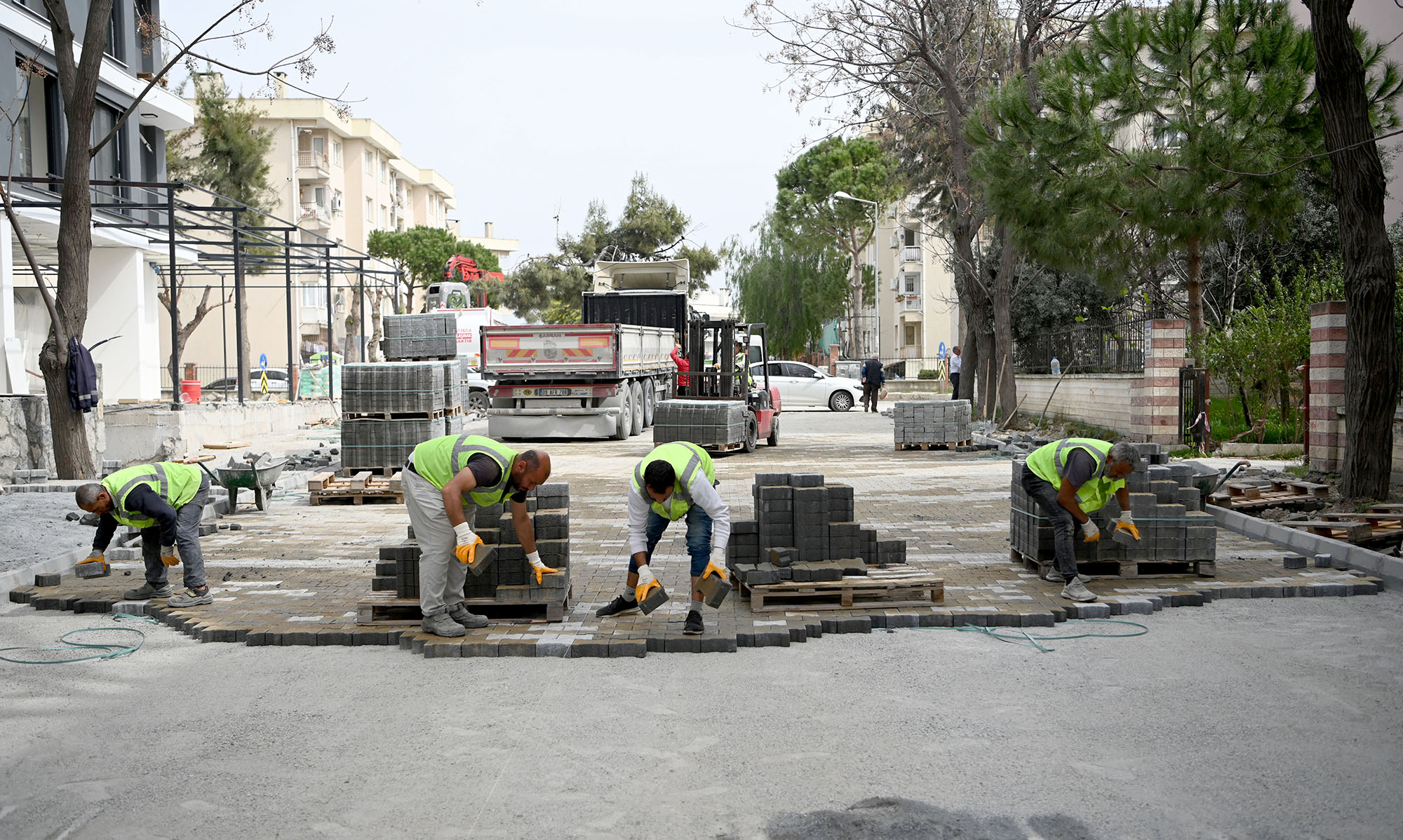 KUŞADASI BELEDİYESİ EKİPLERİ YOL YAPIM MESAİSİNİ 3 MAHALLEDE SÜRDÜRÜYOR