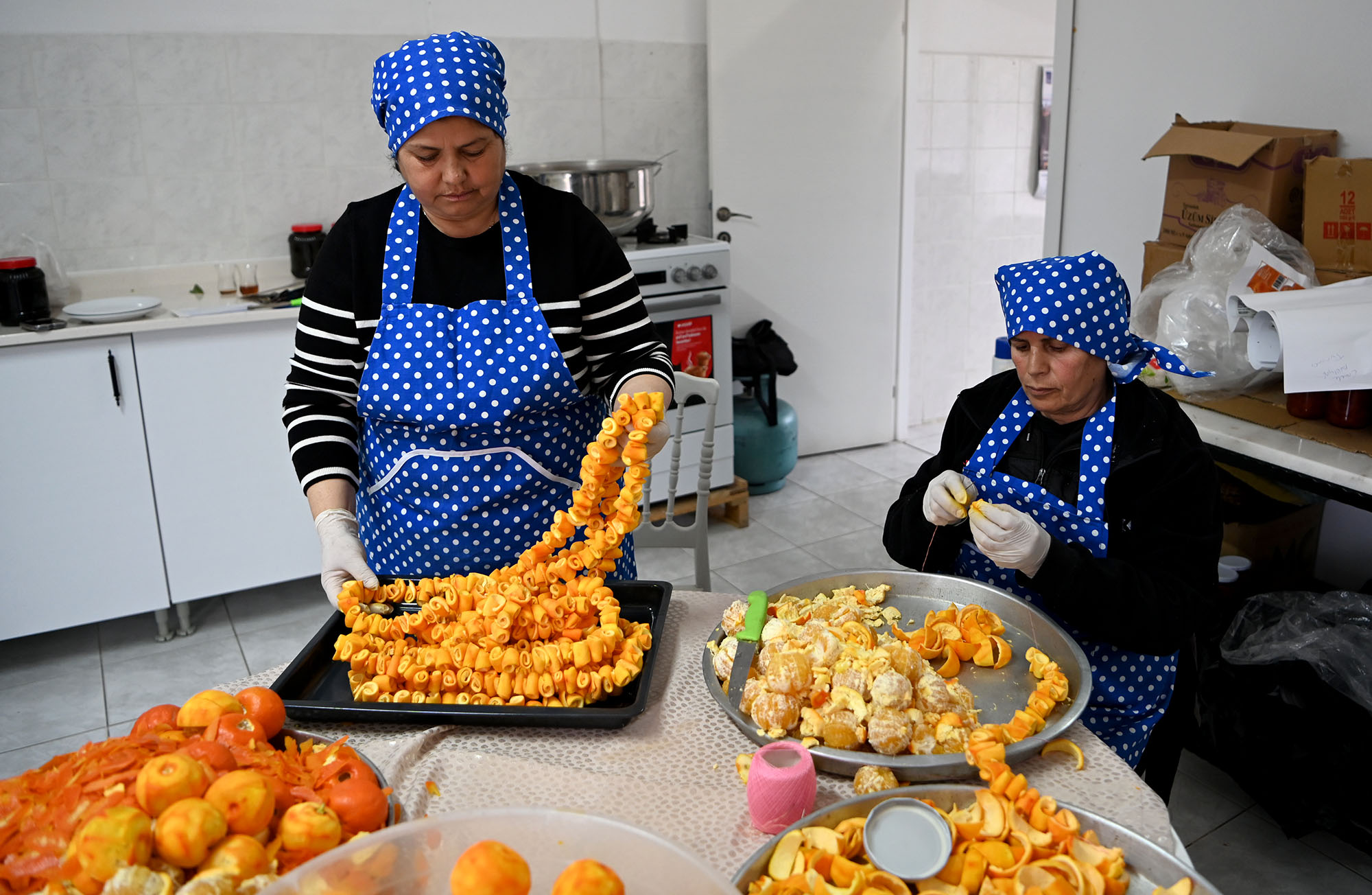 TURUNÇ MEYVESİ KUŞADALI KADINLARIN ELLERİNDE TATLANIYOR