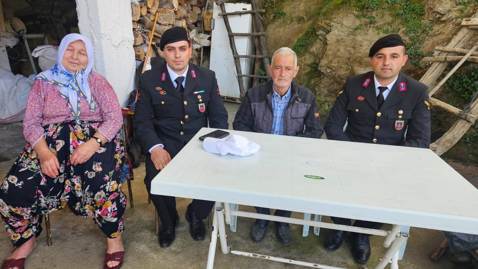 Minnetle, Vefayla: Jandarmadan Anlamlı Ziyaret