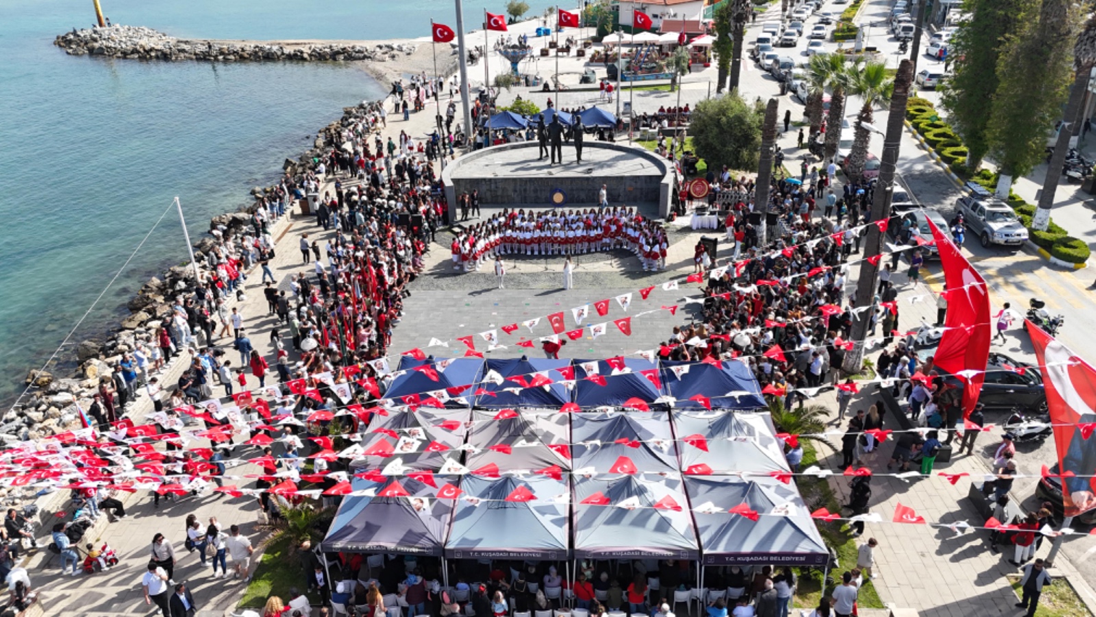 KUŞADASI’NDA 23 NİSAN ULUSAL EGEMENLİK VE ÇOCUK BAYRAMI COŞKUYLA KUTLANDI