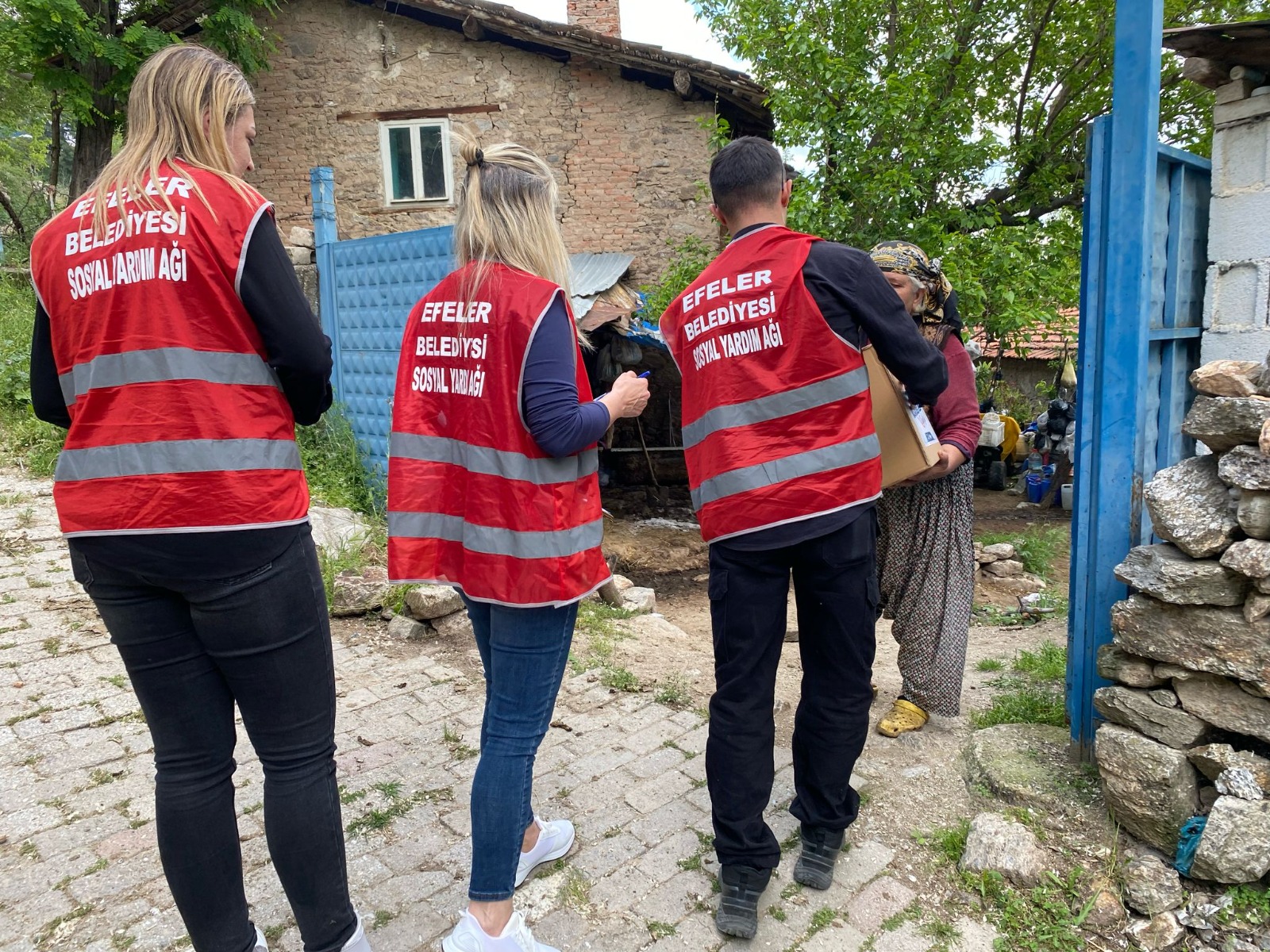 BAŞKAN YETİŞKİN EFELER’İN DÖRT BİR YANINA DAYANIŞMA KÖPRÜSÜ KURUYOR