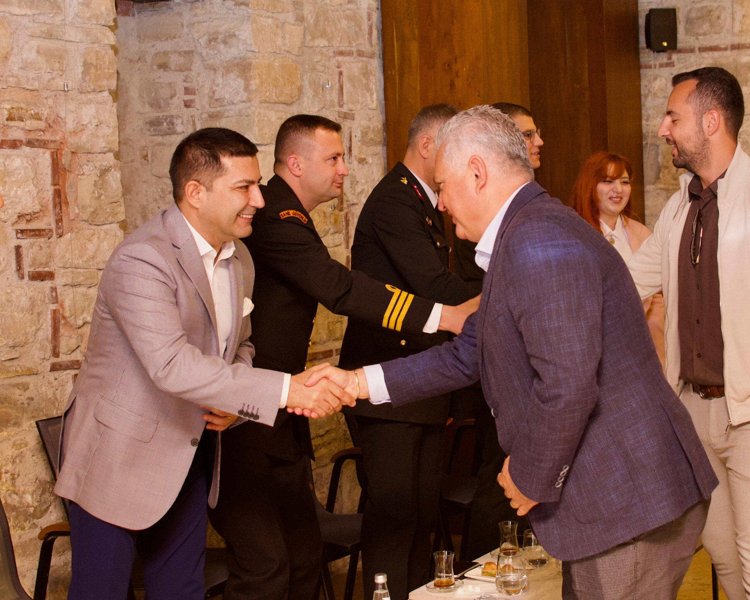 KUŞADASI’NDA İLÇE PROTOKOLÜ VATANDAŞLARLA BAYRAMLAŞTI