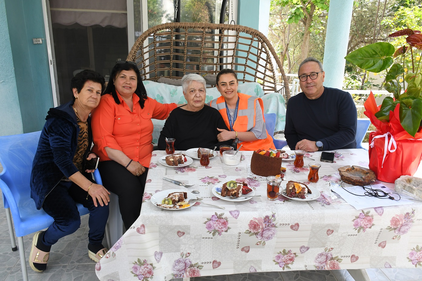 KUŞADASI BELEDİYESİ’NDEN SÜRPRİZ 80’İNCİ YAŞ KUTLAMASI