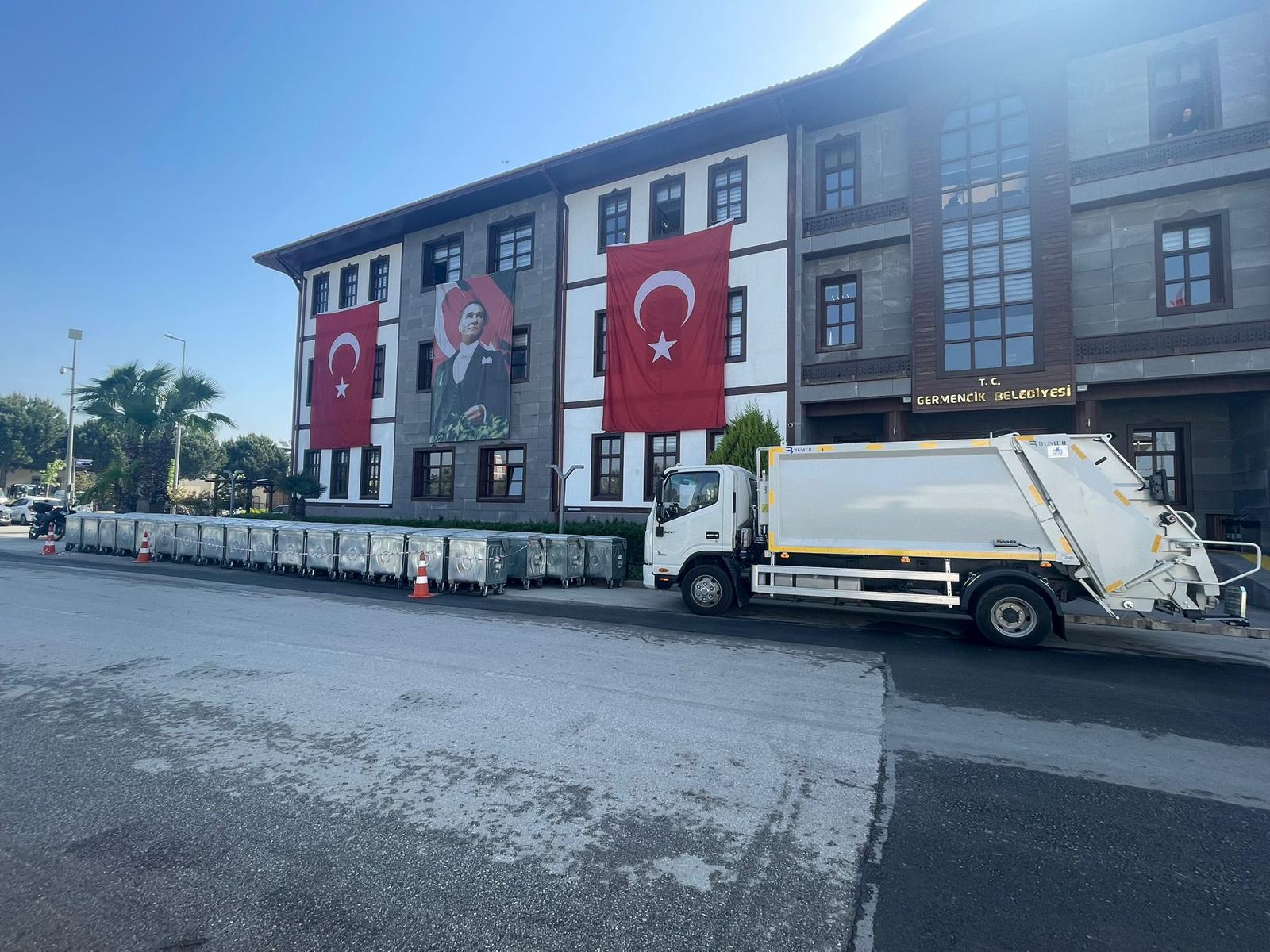 “GERMENCİK’TE YENİ ÇÖP KAMYONU VE KONTEYNERLER SERGİLENİYOR”