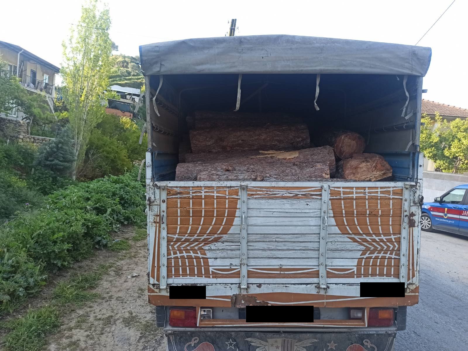 Kaçak Ağaç Taşıyan Kamyonet Yediemin’e Teslim Edildi