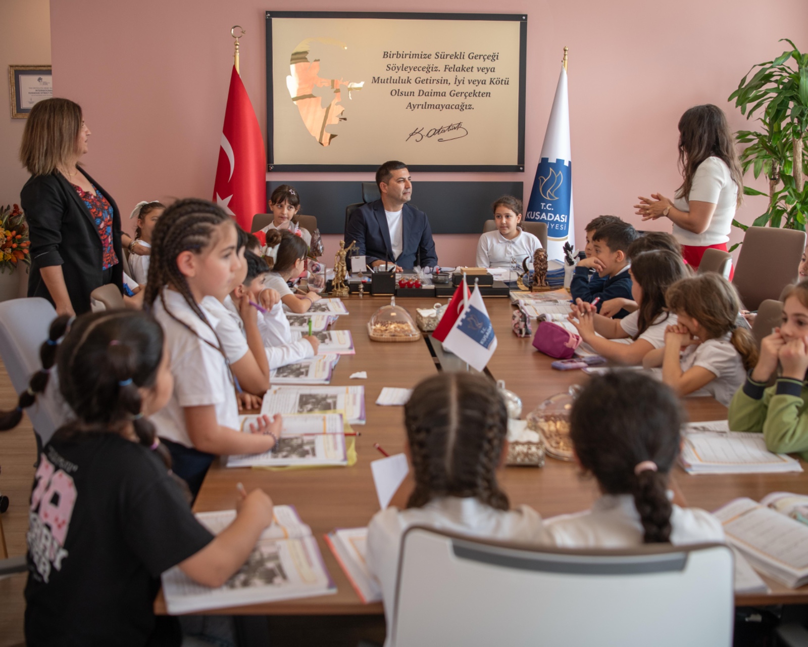 MİNİK ÖĞRENCİLER SORDU, BAŞKAN ÖMER GÜNEL İÇTENLİKLE YANITLADI