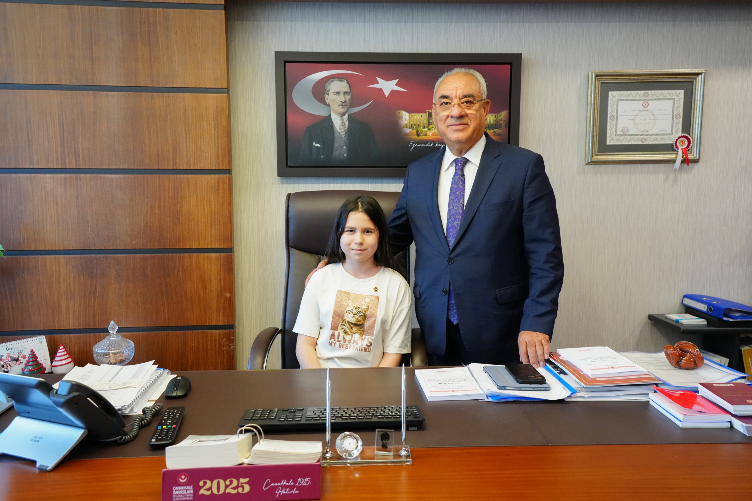 DSP Genel Başkanı Önder Aksakal, 23 Nisan’da koltuğunu 4. Sınıf Öğrencisi Asya Melek’e Devretti