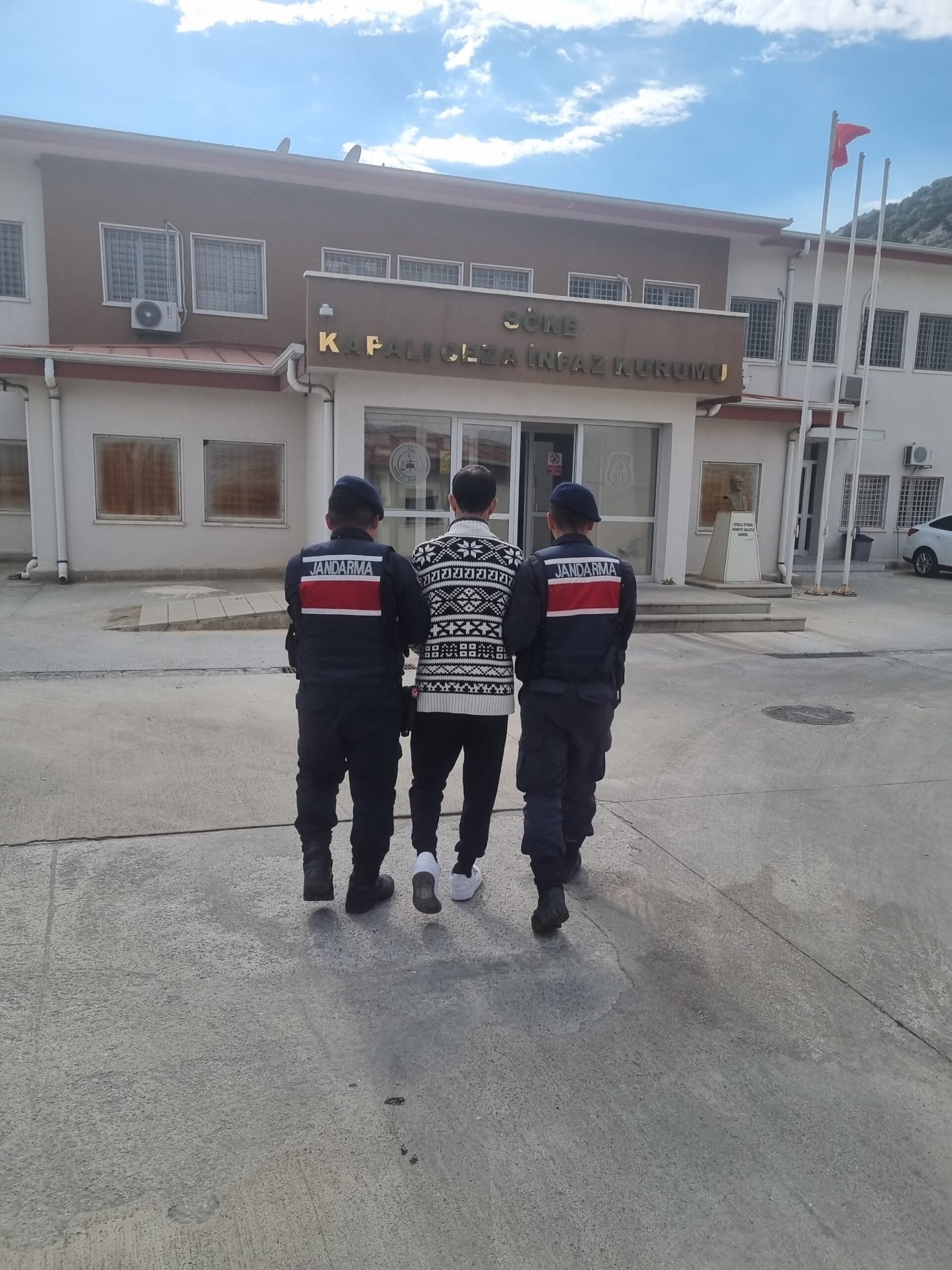 Kuşadası’nda JASAT’tan Nokta Operasyon: 5 Yıl Hapis Cezalı Dolandırıcı Yakalandı!