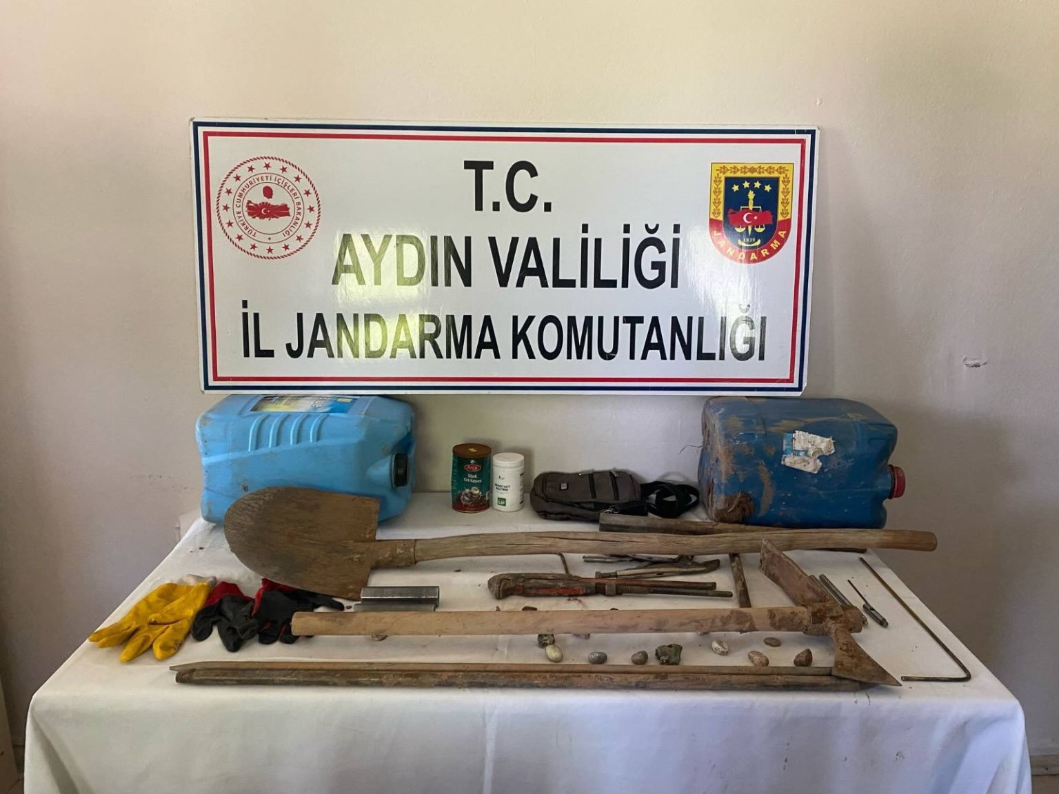Karacasu’da Tarihe Vurgun! Sit Alanında Kaçak Kazıya Suçüstü