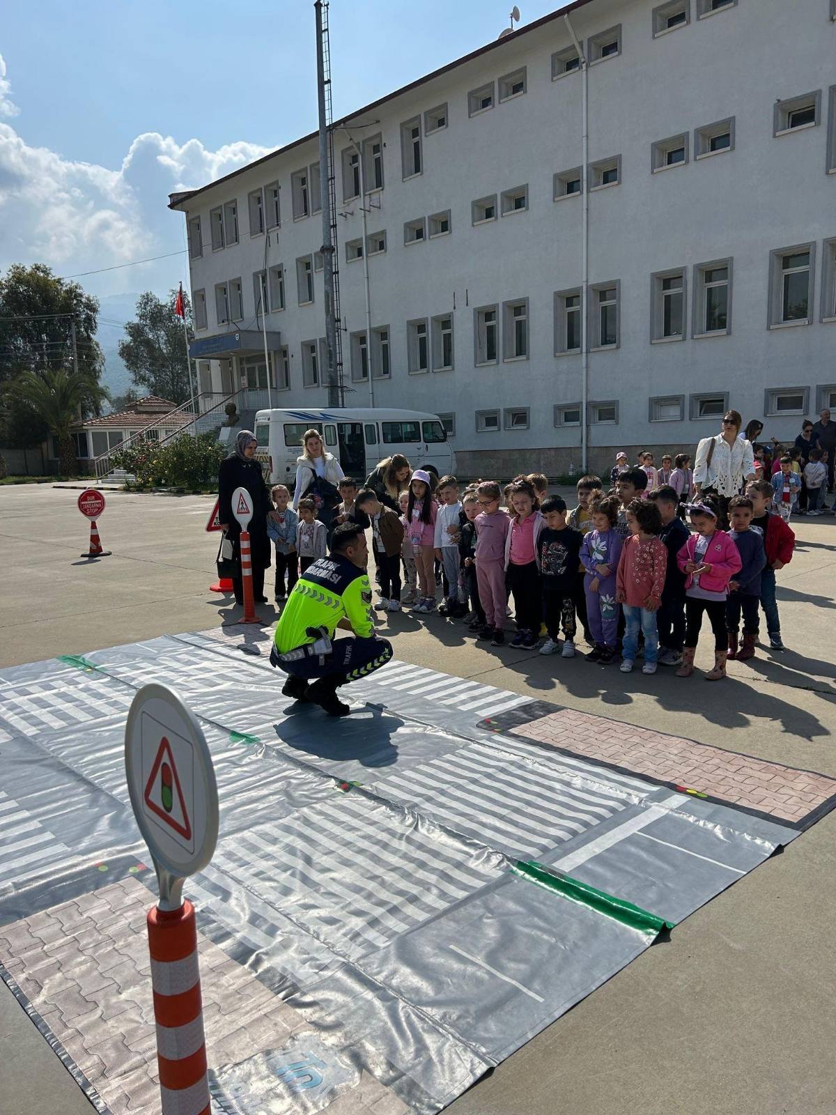 Miniklere Jandarma Eli: Trafik Eğitimi, Fidan Dikimi ve Özel Gösteri!