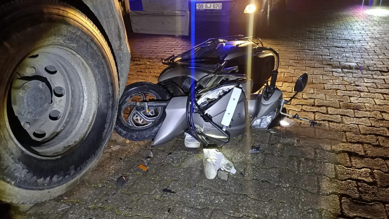 Park Halindeki Kamyona Çarptı: Nazilli’de Motosikletli Genç Ölümle Pençeleşiyor