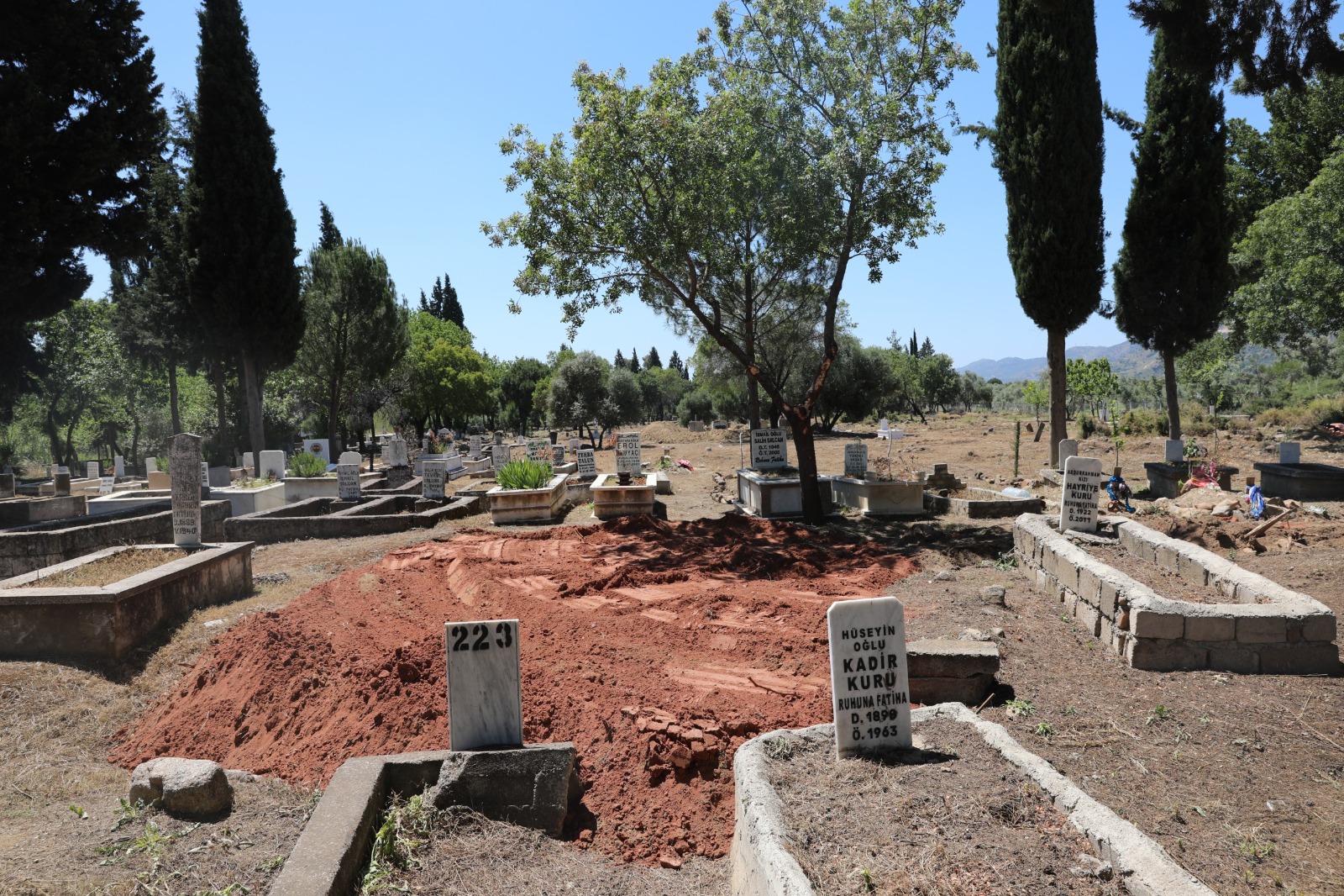 MUHTAR TAŞ MAHALLE MEZARLIĞINDAKİ İDDİALARI YALANLADI