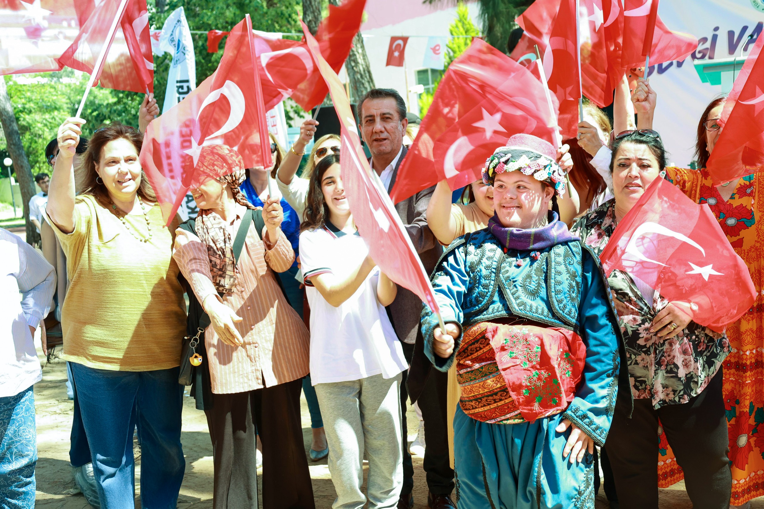 BAŞKAN YETİŞKİN İLE “SEVGİ VARSA ENGEL YOK”
