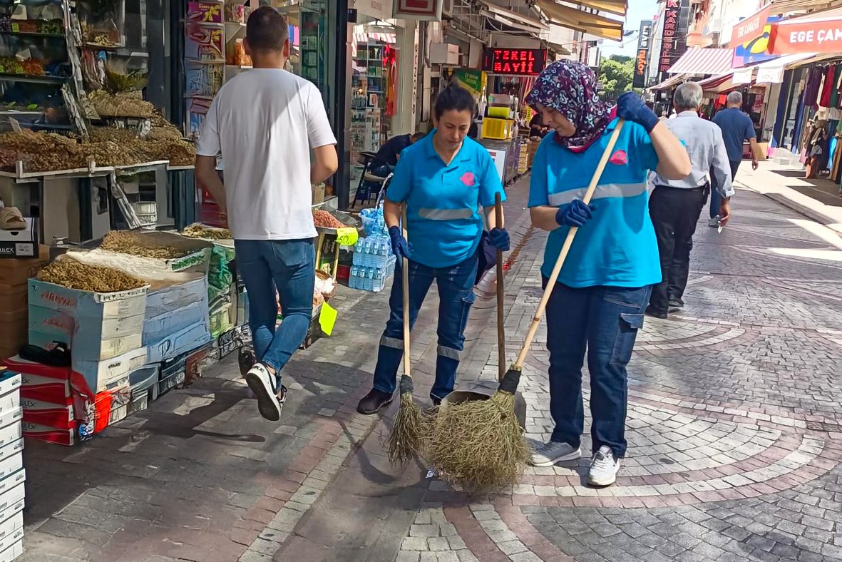 EFELER’İN SOKAKLARINDA YENİ DÖNEM: TEMİZLİK ÇALIŞMALARINA KADIN ELİ DEĞİYOR