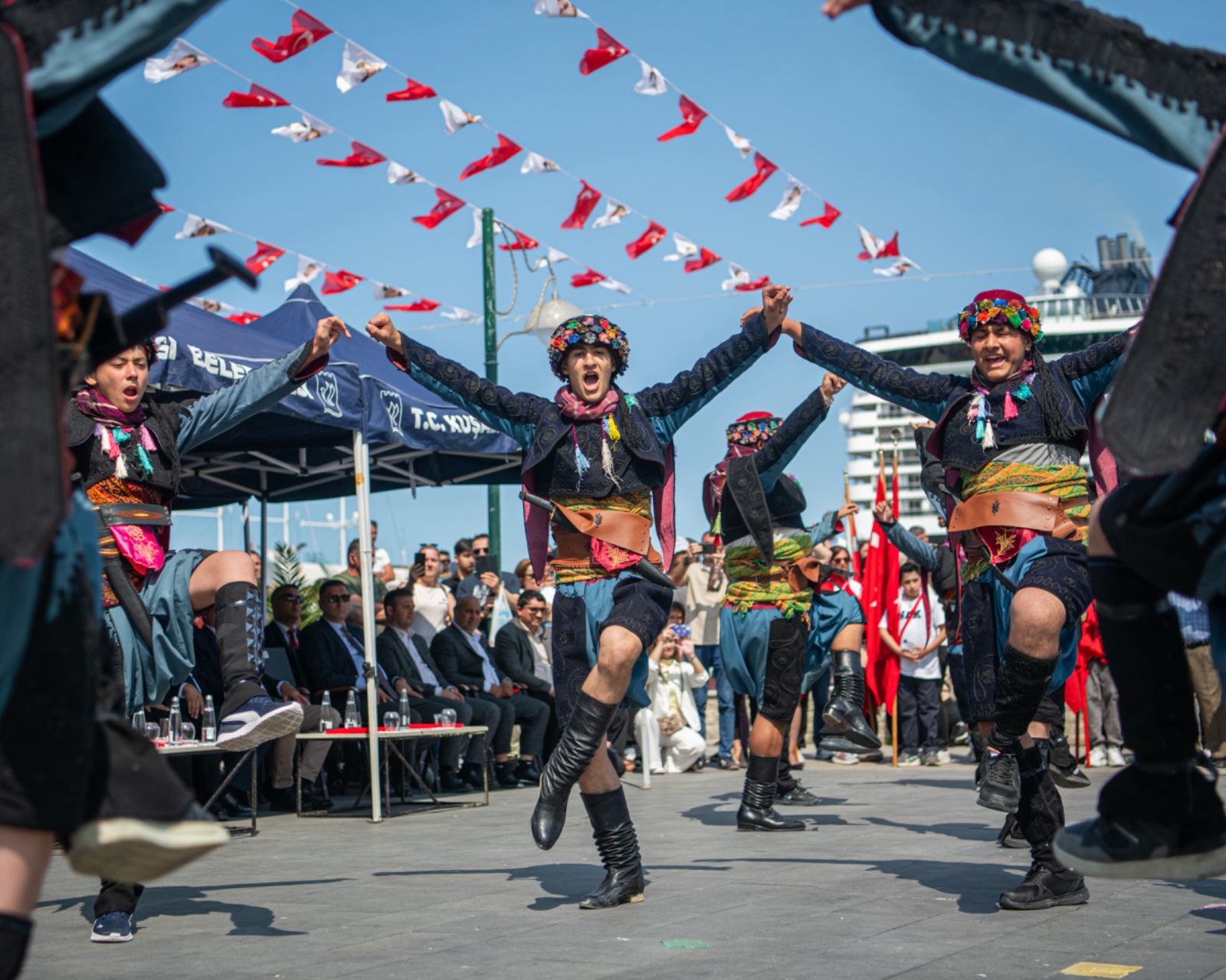 KUŞADASI’NDA 19 MAYIS COŞKUYLA KUTLANDI