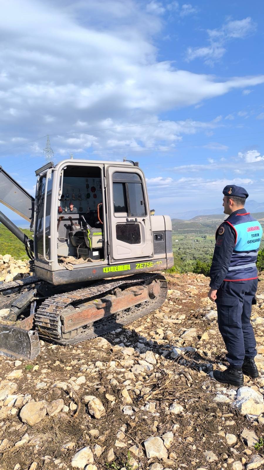 Didim’de Hazine Arazisini İş Makinesiyle Açan Şahsa Jandarma Müdahalesi!