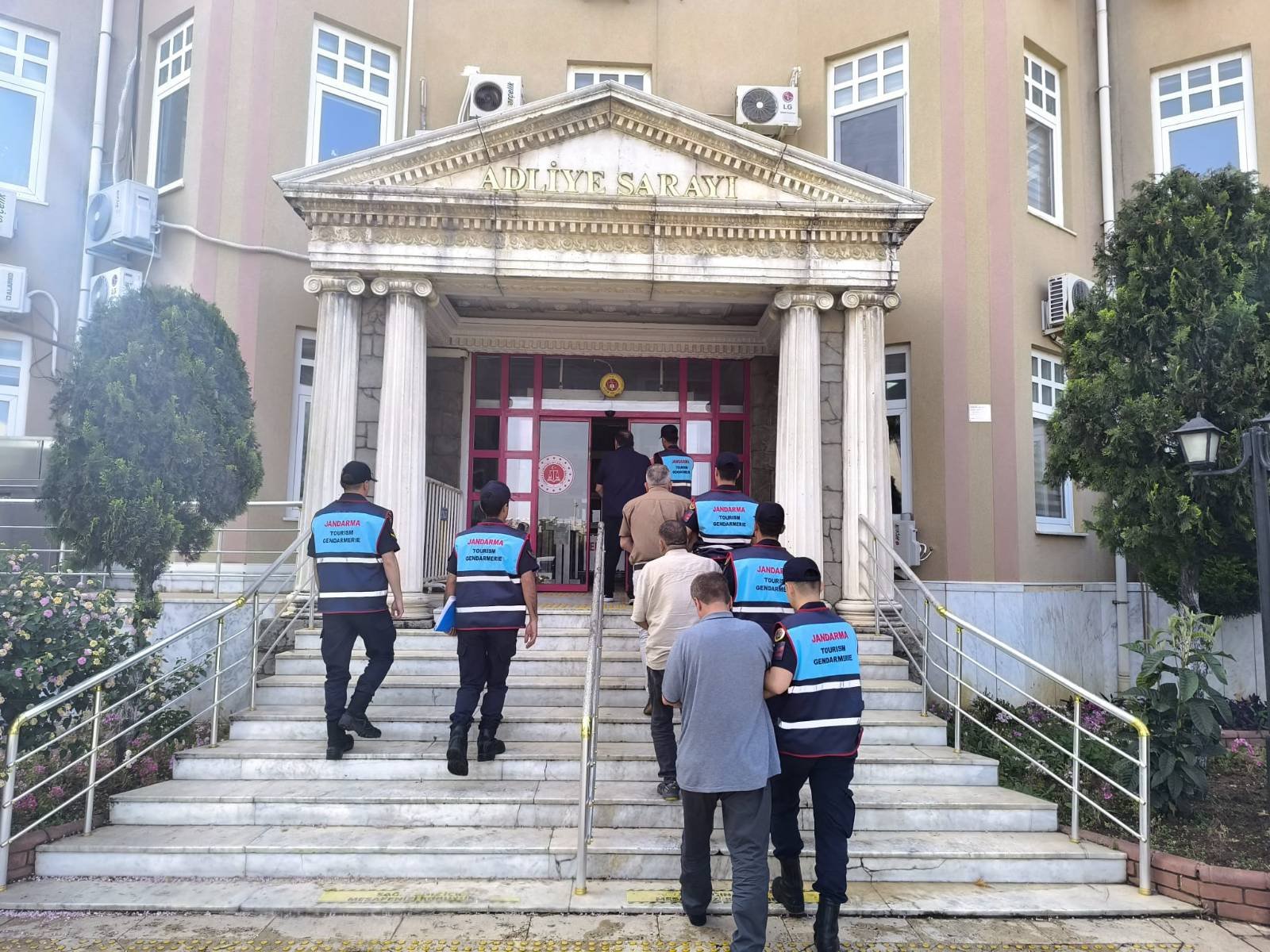 Didim’de Kaçak Kazıya Suçüstü: 4 Şüpheli Tutuklandı!
