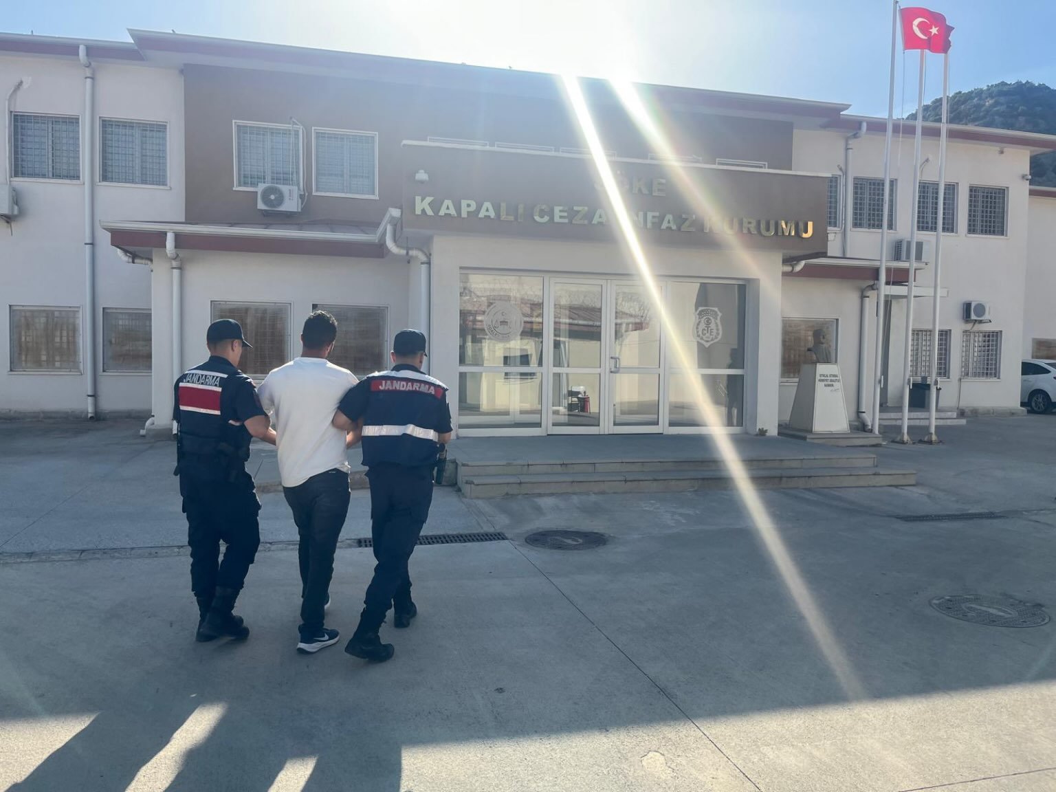 Kuşadası’nda Firari Yakalandı: 18 Yıl Hapis Cezasıyla Tutuklandı!