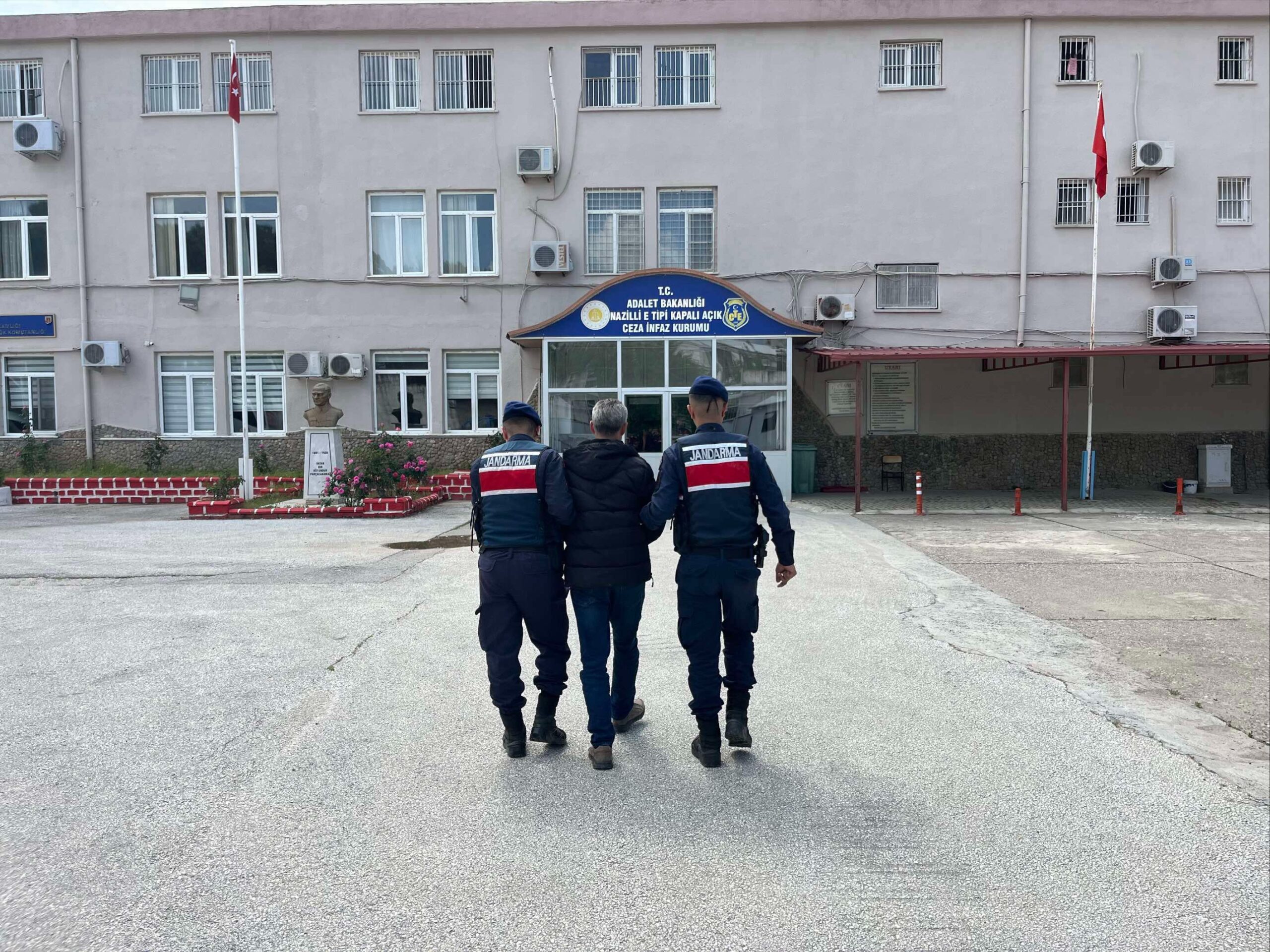 30 Yıl Cezası Bulunan Cinsel İstismar Hükümlüsü Jandarmadan Kaçamadı!