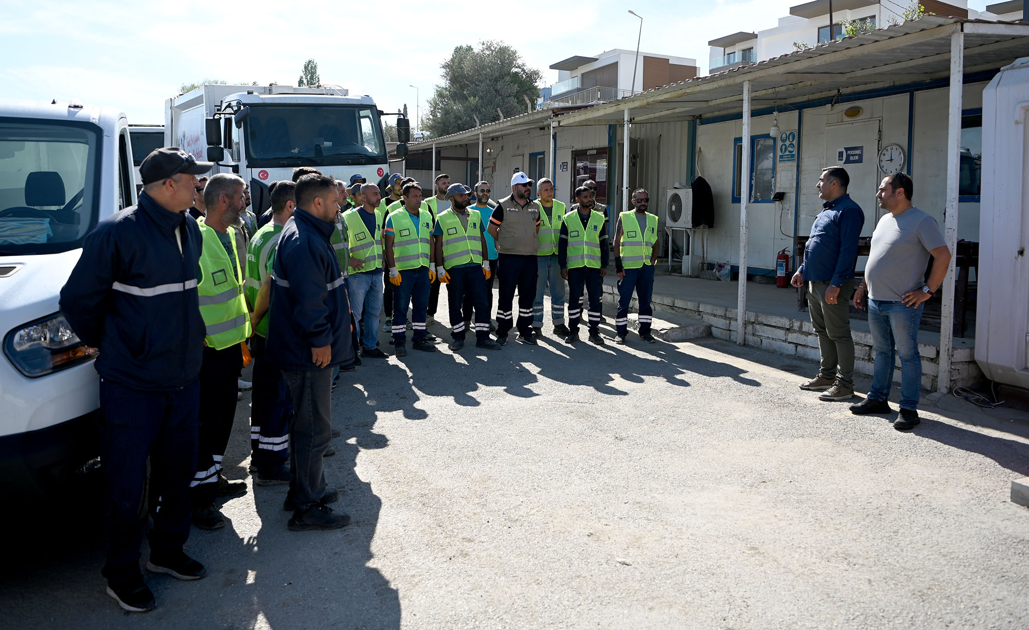 KUŞADASI KENT TEMİZLİĞİNDE YENİ DÖNEM: “ÇÖP SAATİ” UYGULAMASI
