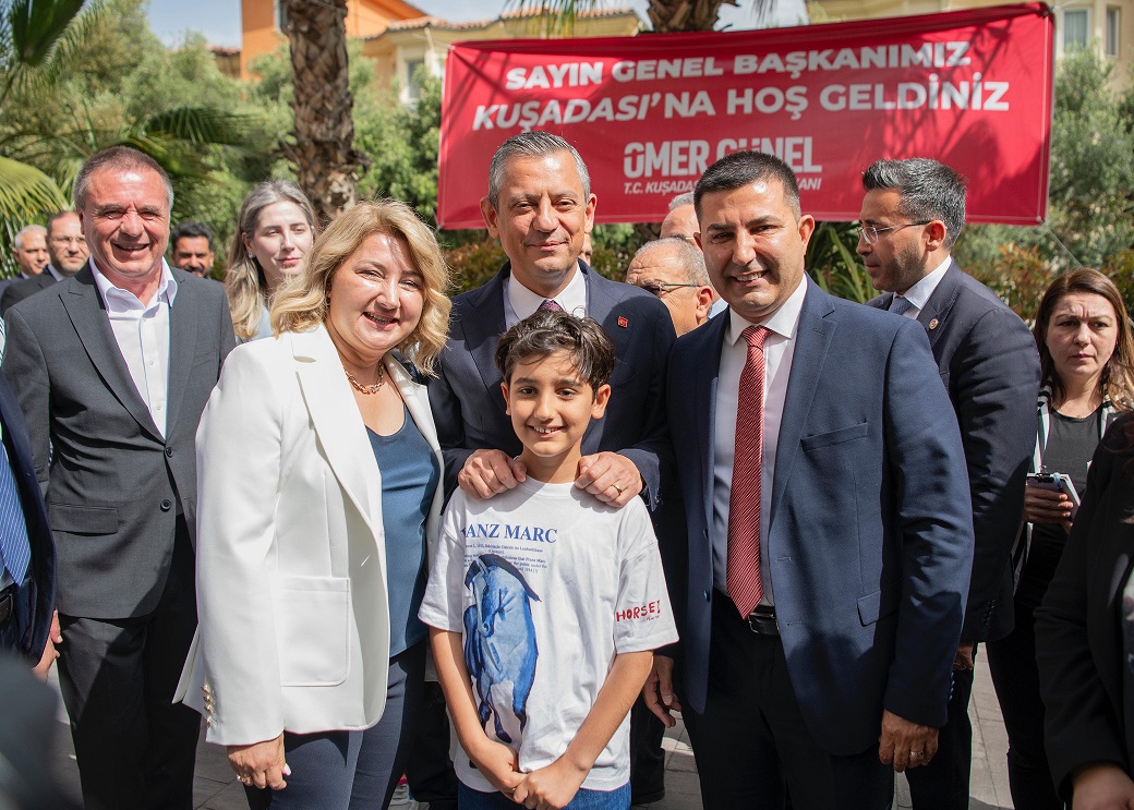 CHP LİDERİ ÖZGÜR ÖZEL KUŞADASI’NDA OTİZMLİ BİREYLER VE AİLELERİ İLE BULUŞTU