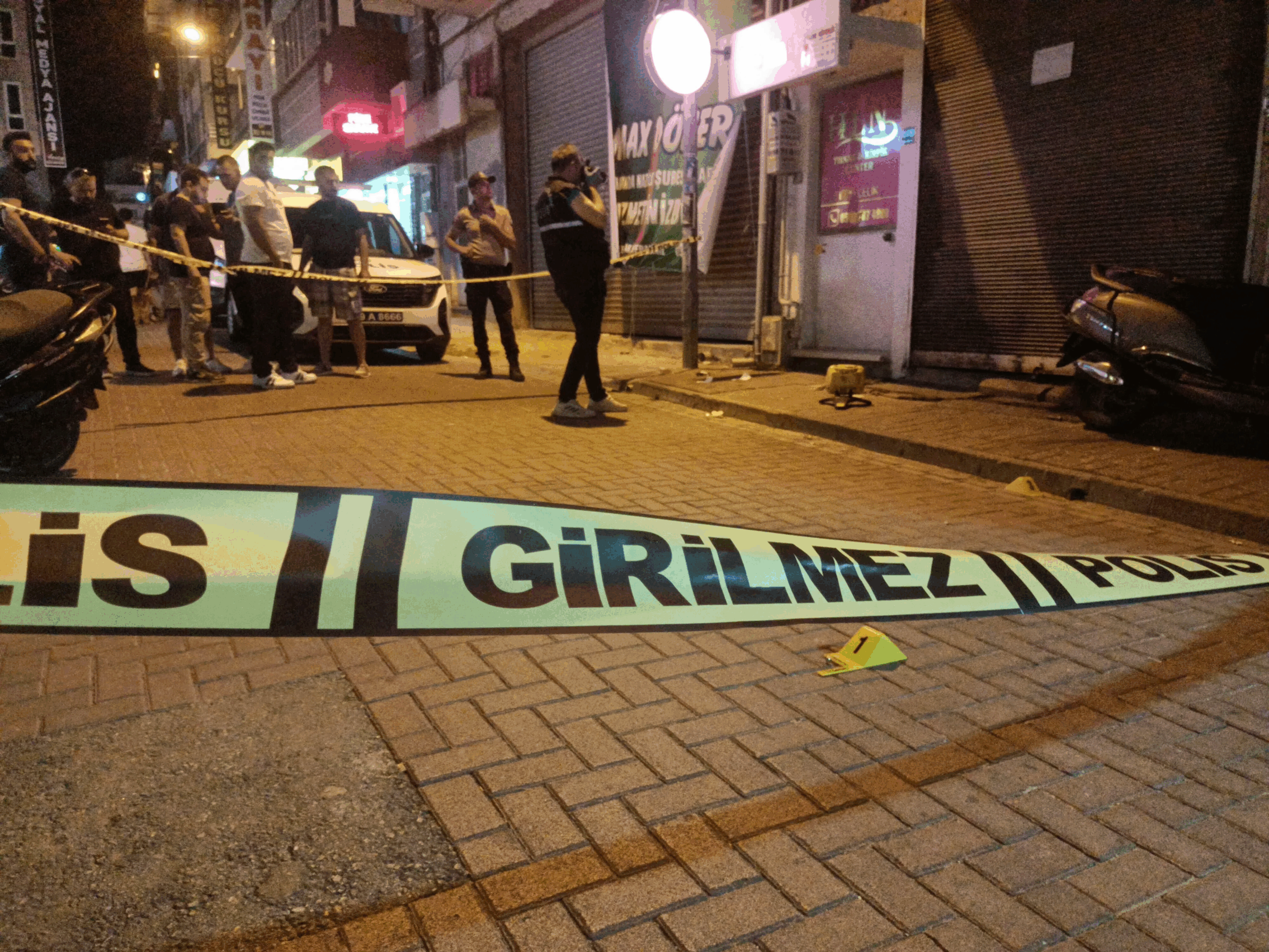 Kar Maskeli Şüpheli Güzellik Merkezine Ateş Açtı!