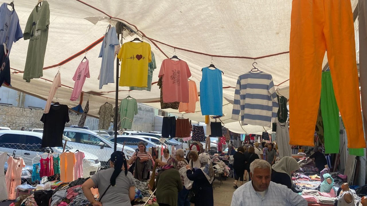 Aydınlılar Uygun Fiyatlı Tişörtlere Akın Etti
