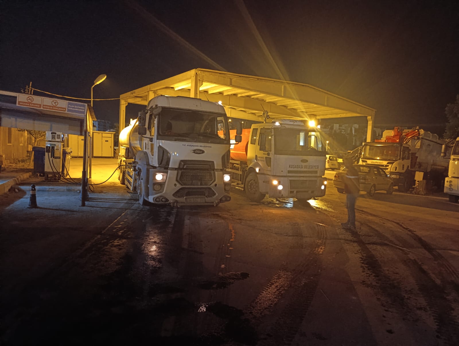 KUŞADASI BELEDİYESİ’NDEN SEFERİHİSAR’DAKİ YANGINLA MÜCADELEYE GECE DESTEĞİ