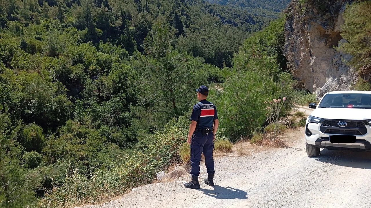 Aydın’ın Kuşadası İlçesi’nde bulunan Dilek Yarımadası Milli Parkı’nda yasak alana giren 12 kişiye para cezası kesildi.