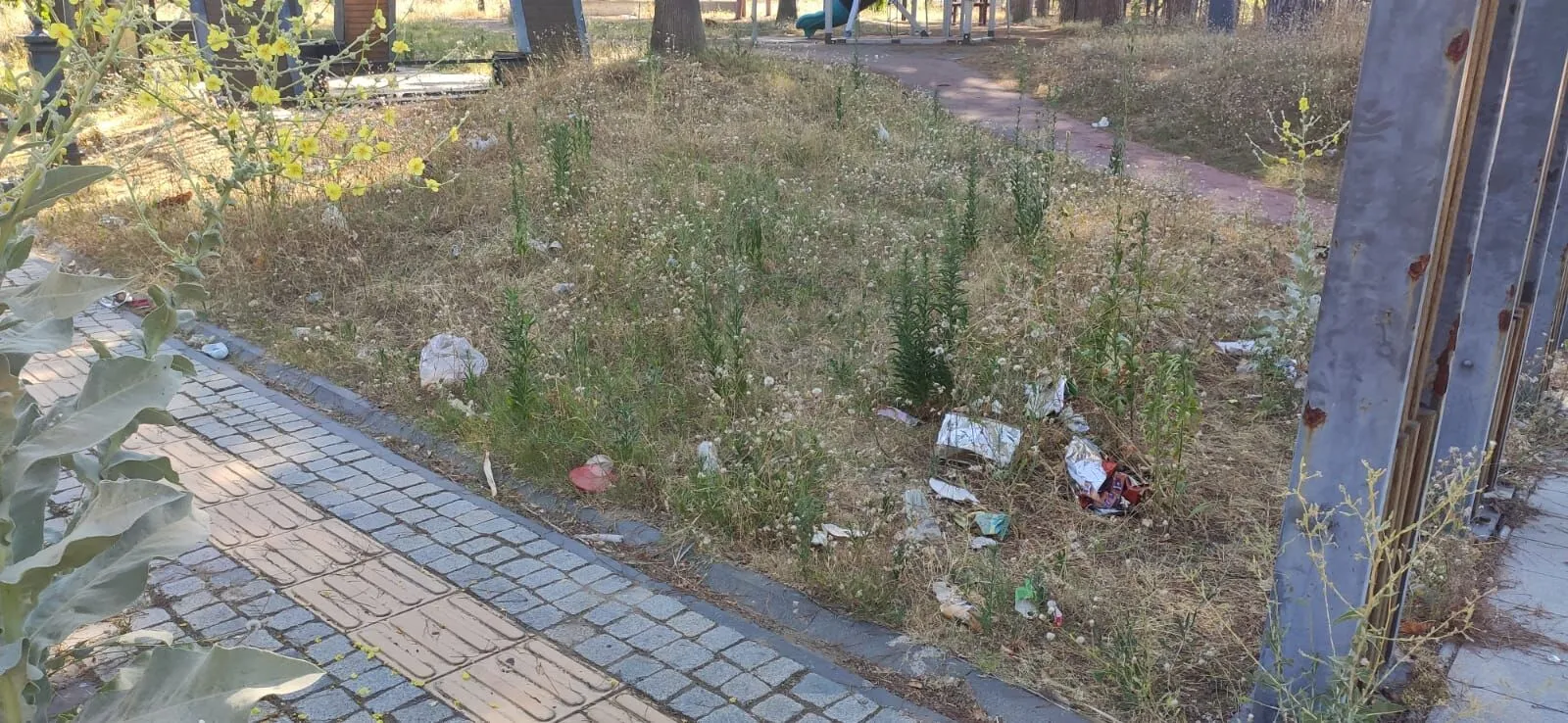 Şirinevler’de Millet Bahçesi Çöplüğe Döndü