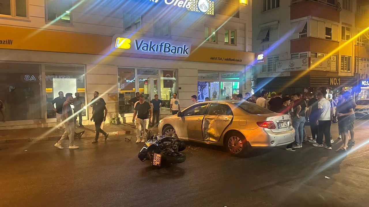 Hürriyet Caddesi’nde Gece Kazası: Otomobil ile Motosiklet Çarpıştı