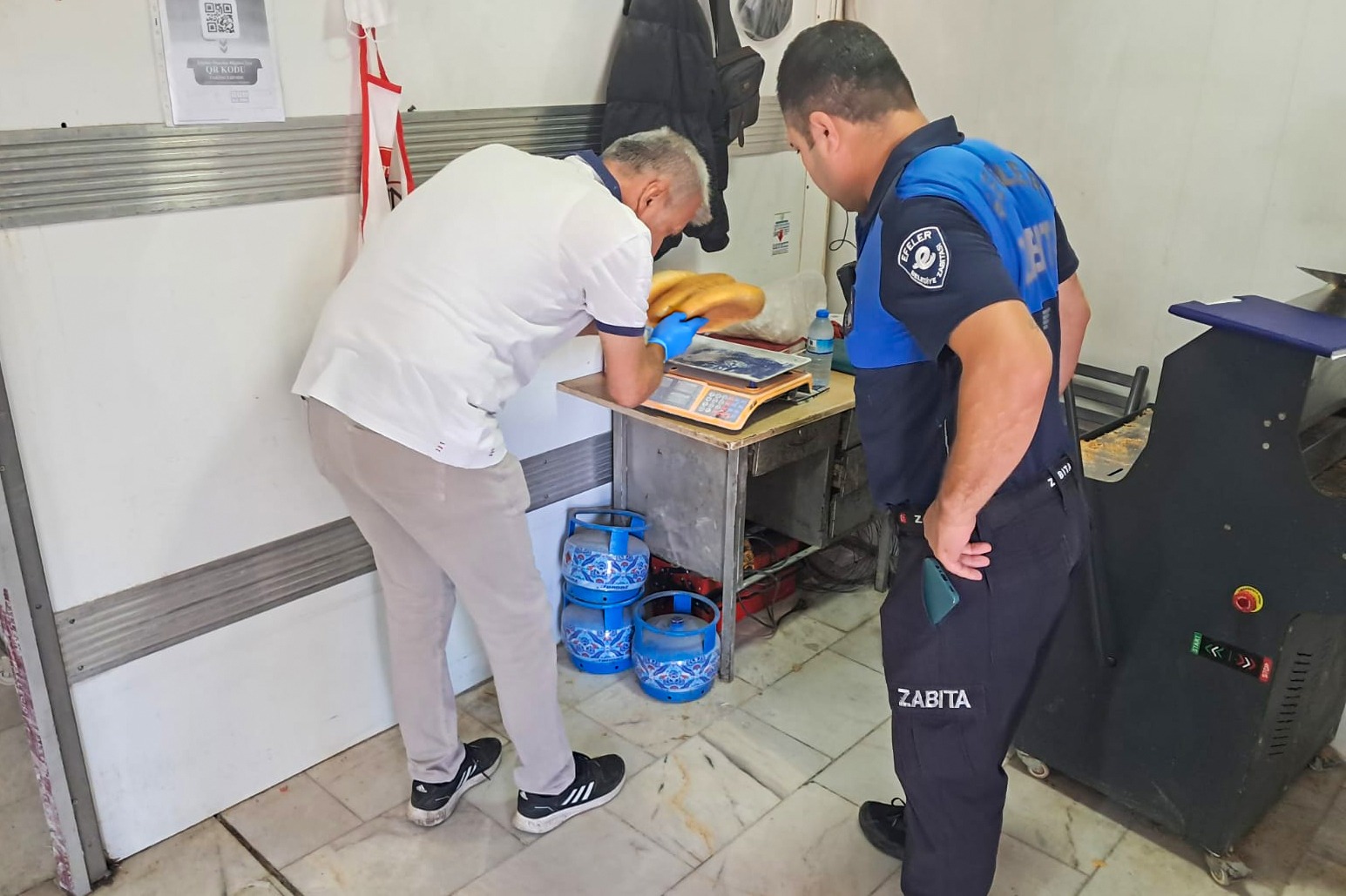 EFELER BELEDİYESİ ZABITA EKİPLERİNDEN FIRINLARA SIKI DENETİM