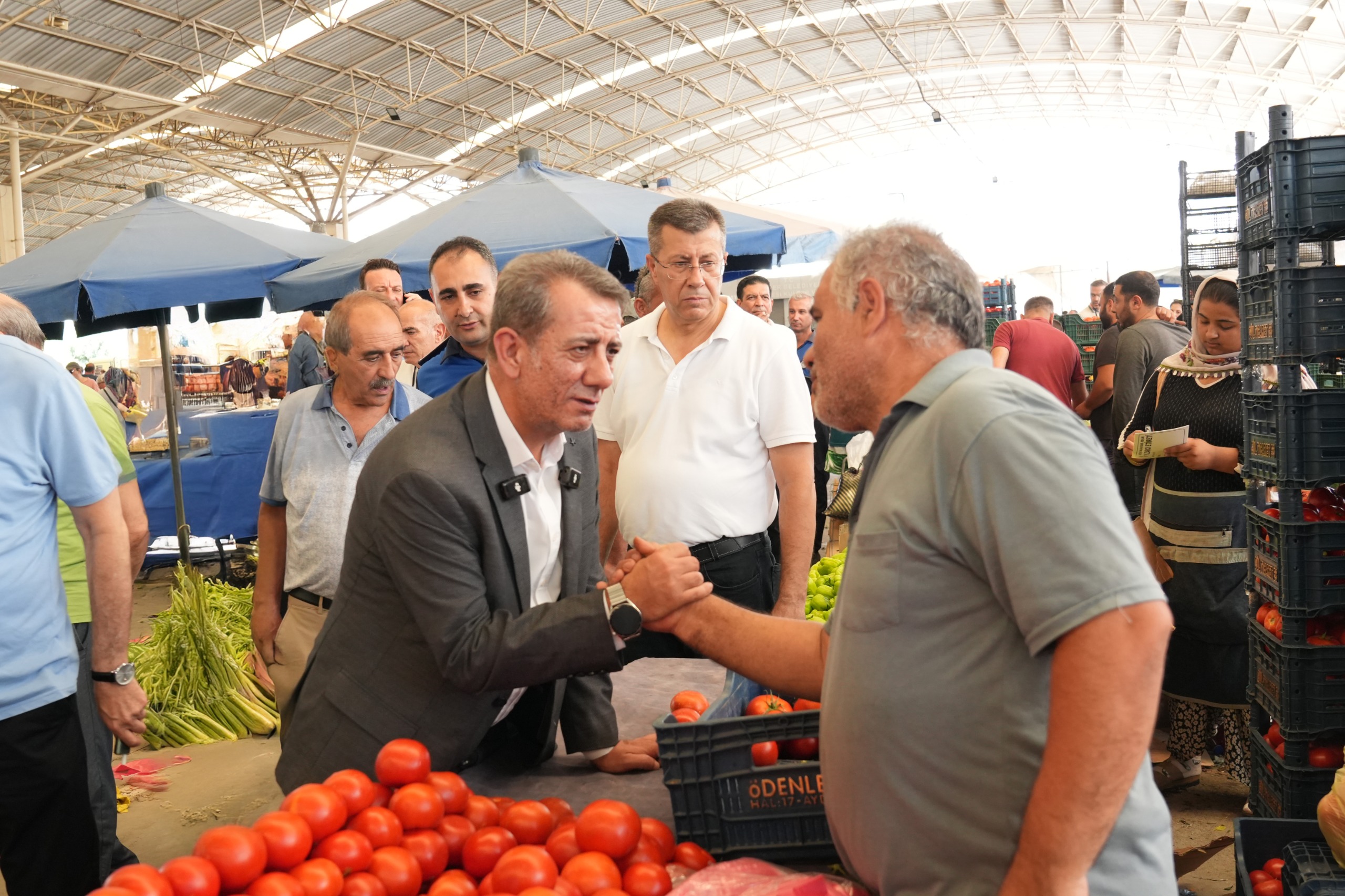 BAŞKAN YETİŞKİN CUMA PAZARI’NDA VATANDAŞLARLA BULUŞTU