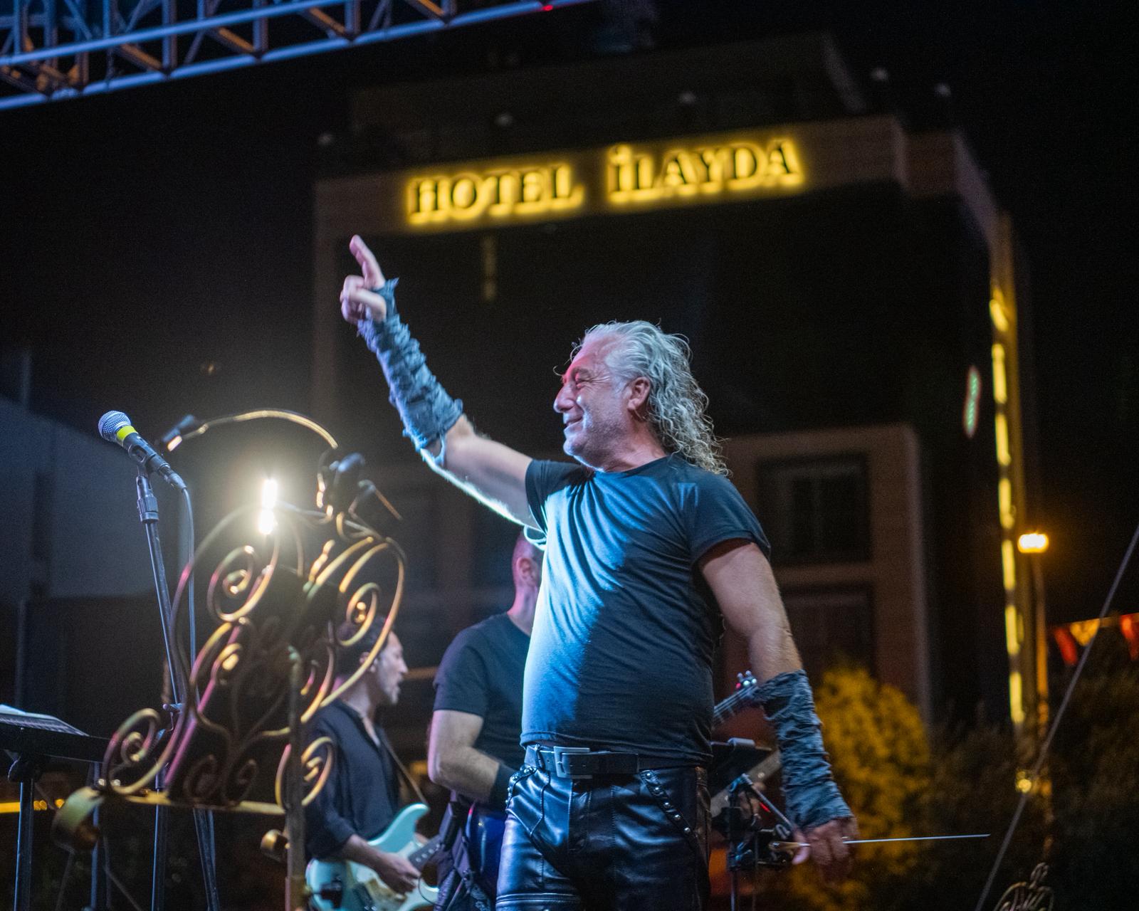 KUŞADASI’NDA ZAFER BAYRAMI COŞKUSU ‘SENFOROCK’ KONSERİ İLE ZİRVE YAPTI
