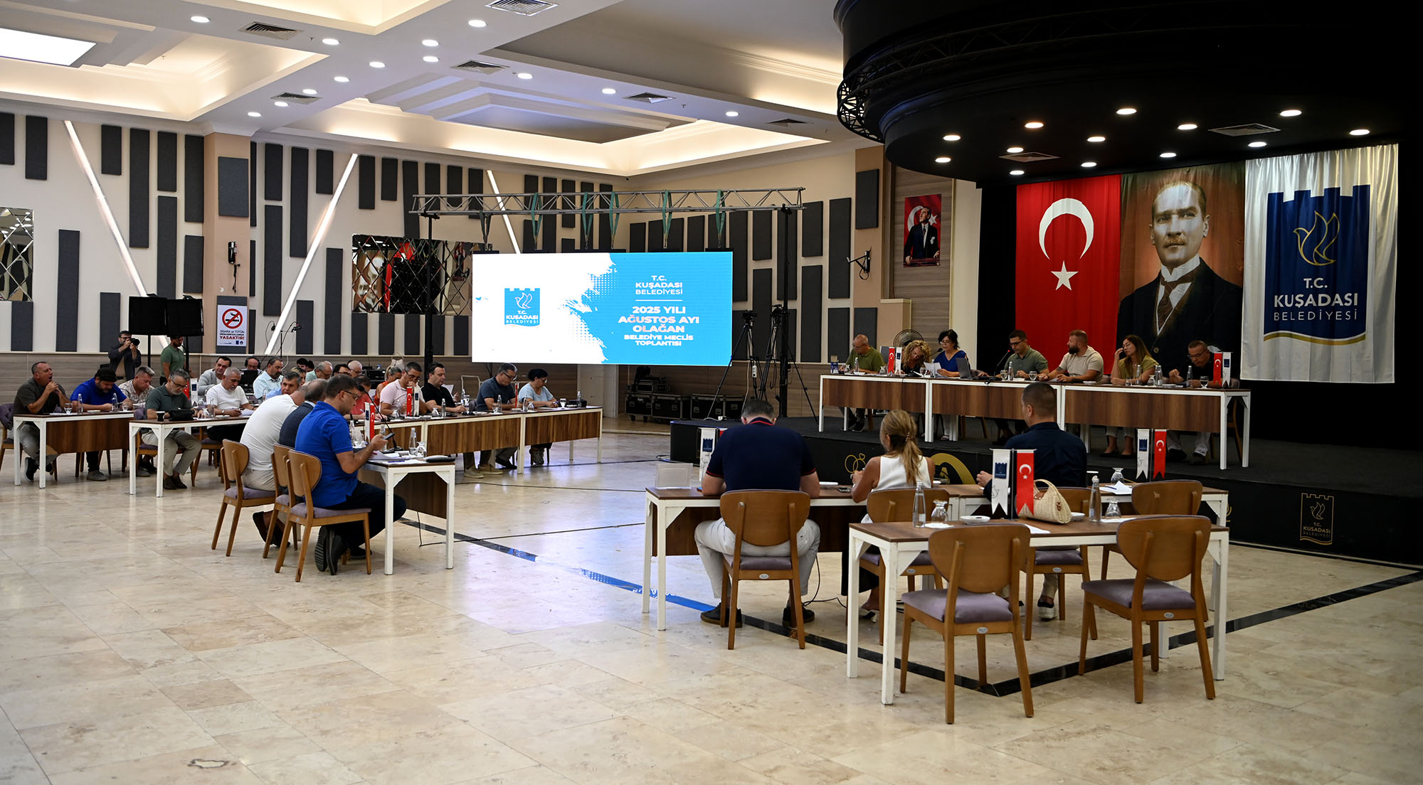 KUŞADASI BELEDİYE MECLİSİ TÜRKİYE ŞAMPİYONU OLAN TAKIMI AĞIRLADI